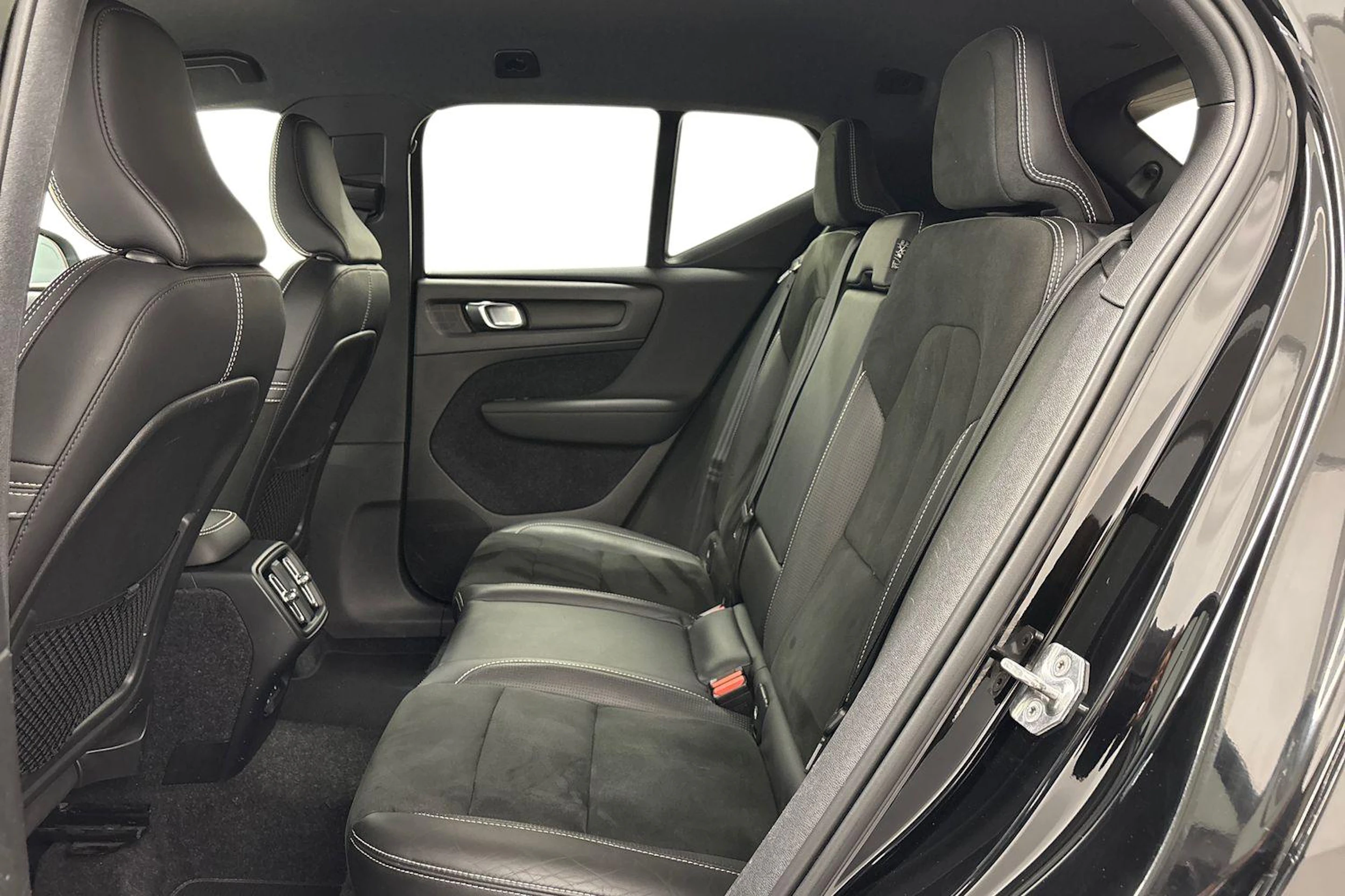 musta Volvo XC40 2019 kuva 8.