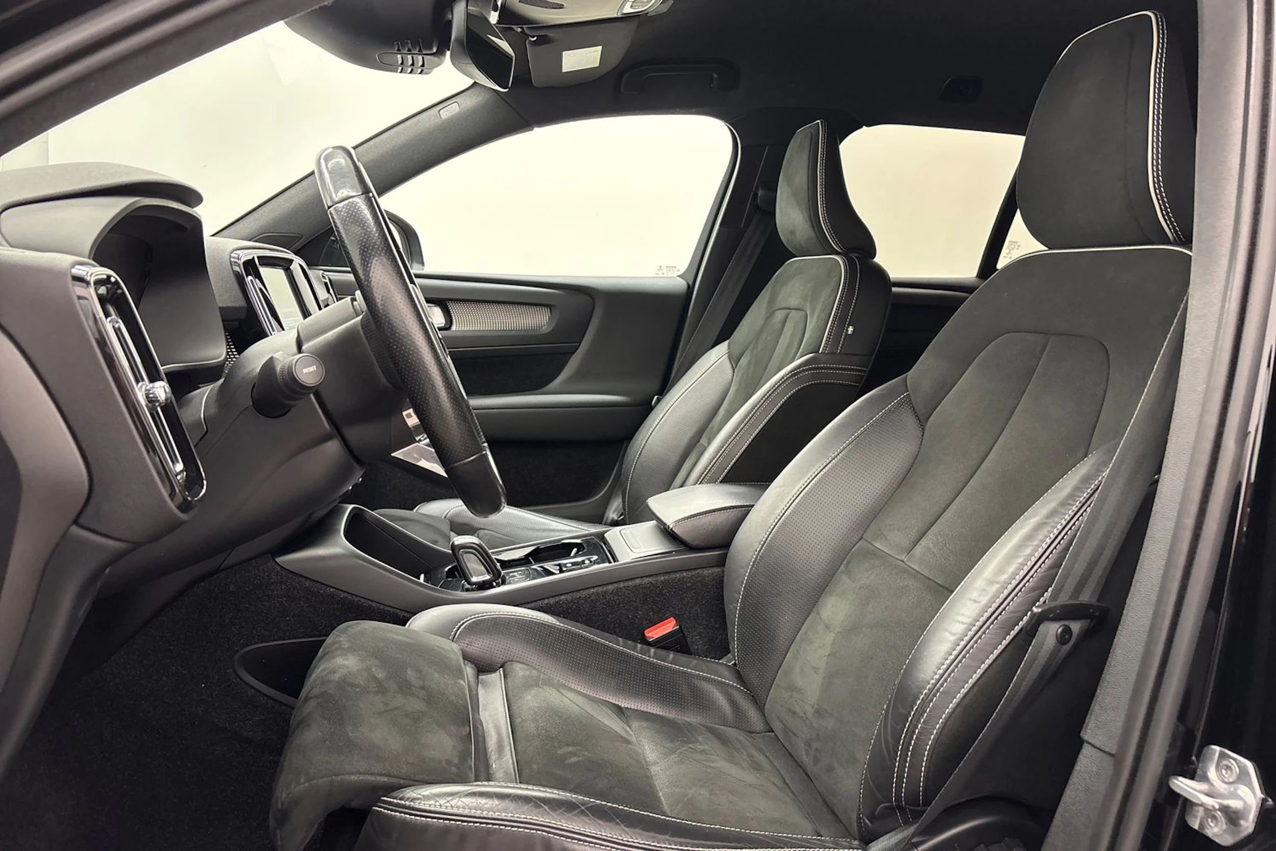 musta Volvo XC40 2019 kuva 11.