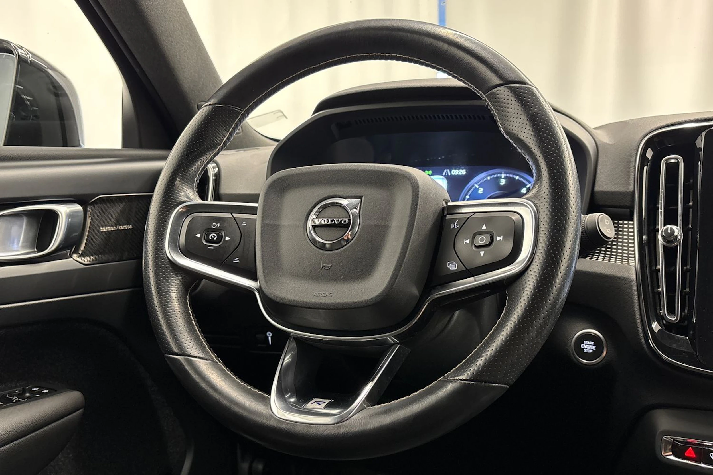 musta Volvo XC40 2019 kuva 13.