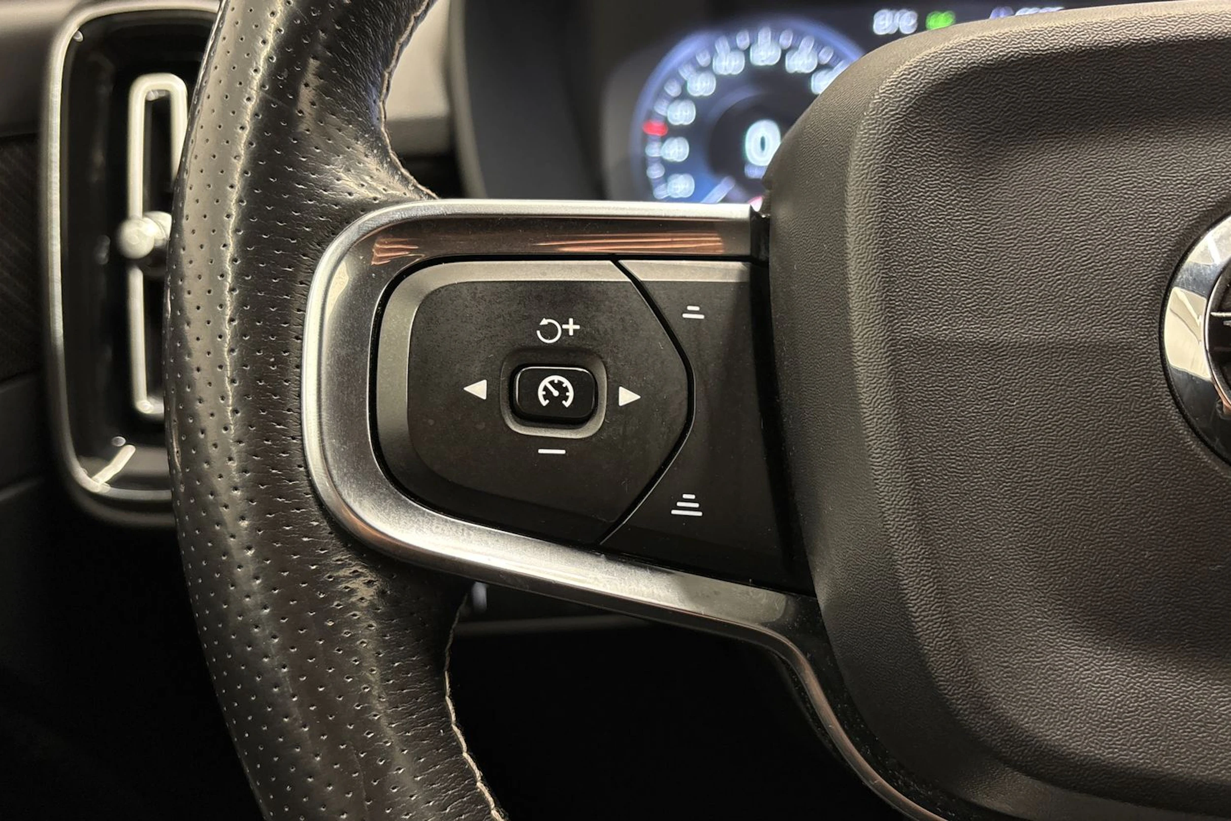 musta Volvo XC40 2019 kuva 14.