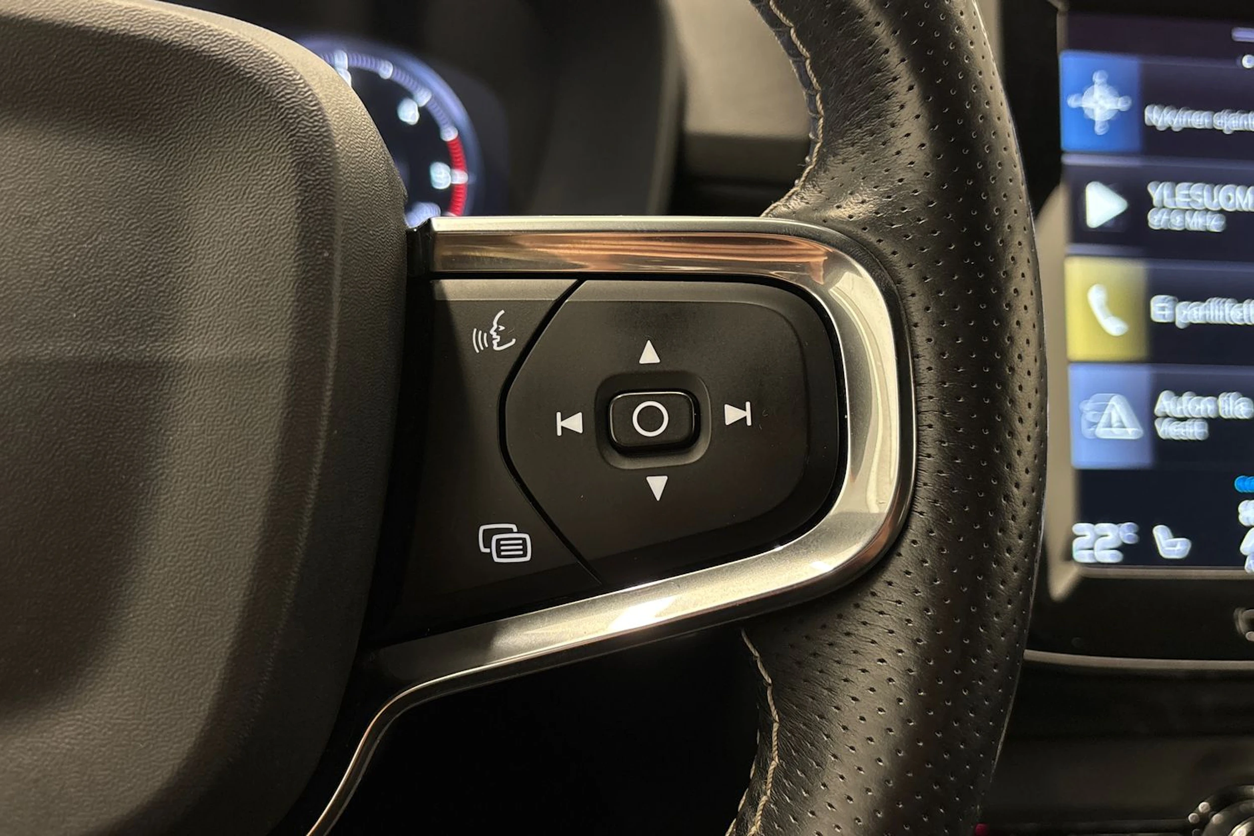 musta Volvo XC40 2019 kuva 15.