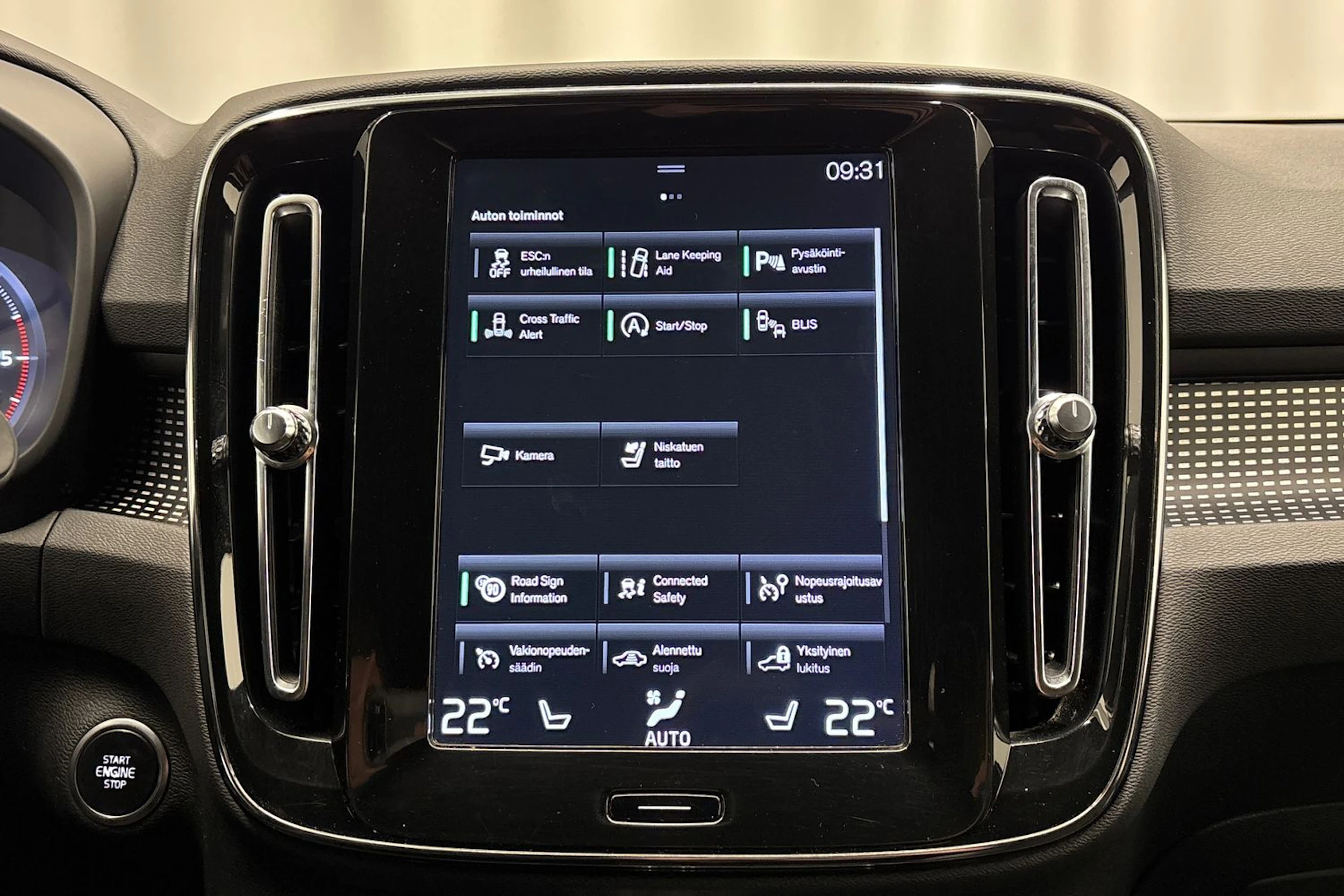 musta Volvo XC40 2019 kuva 21.