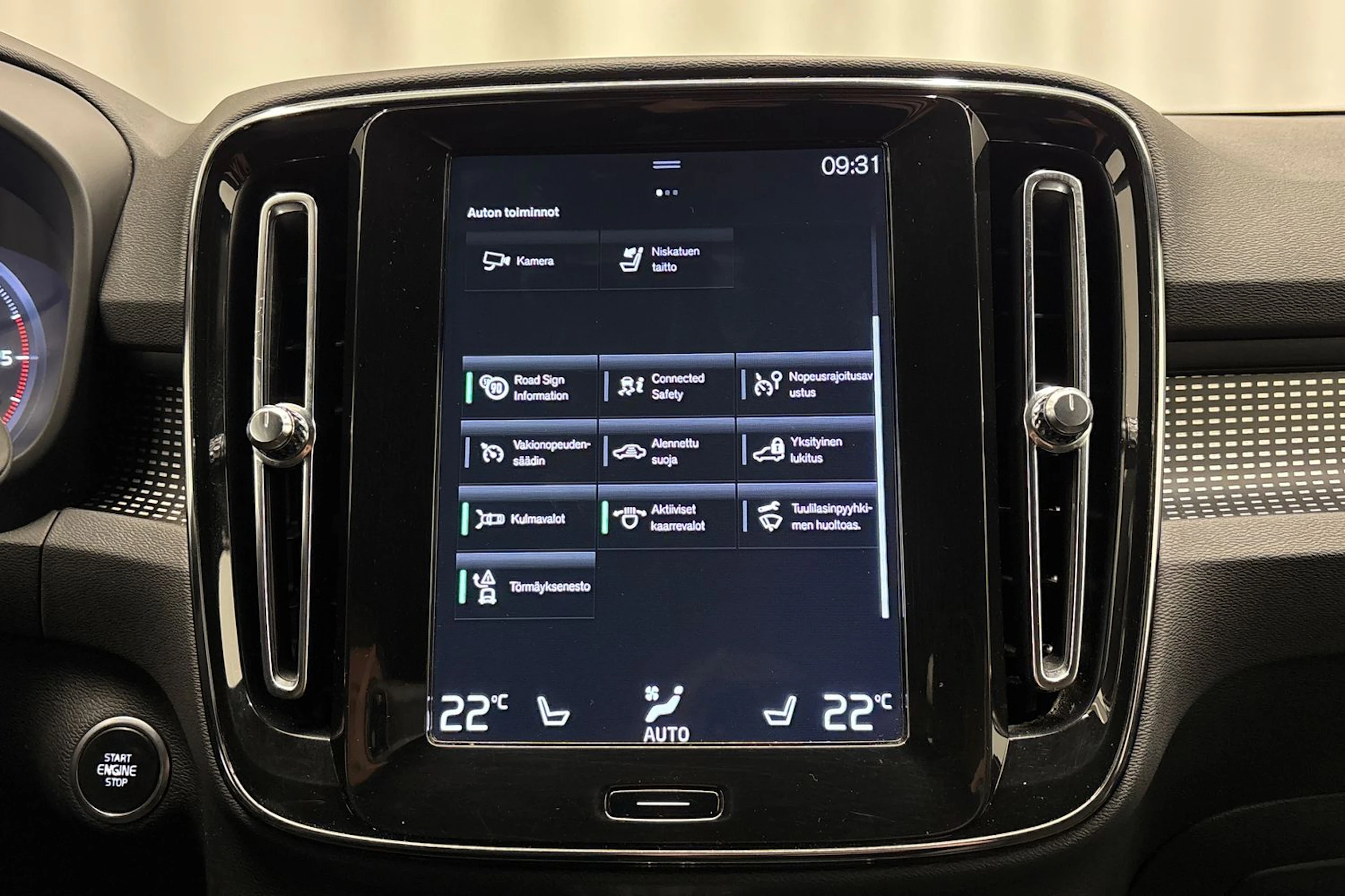 musta Volvo XC40 2019 kuva 22.
