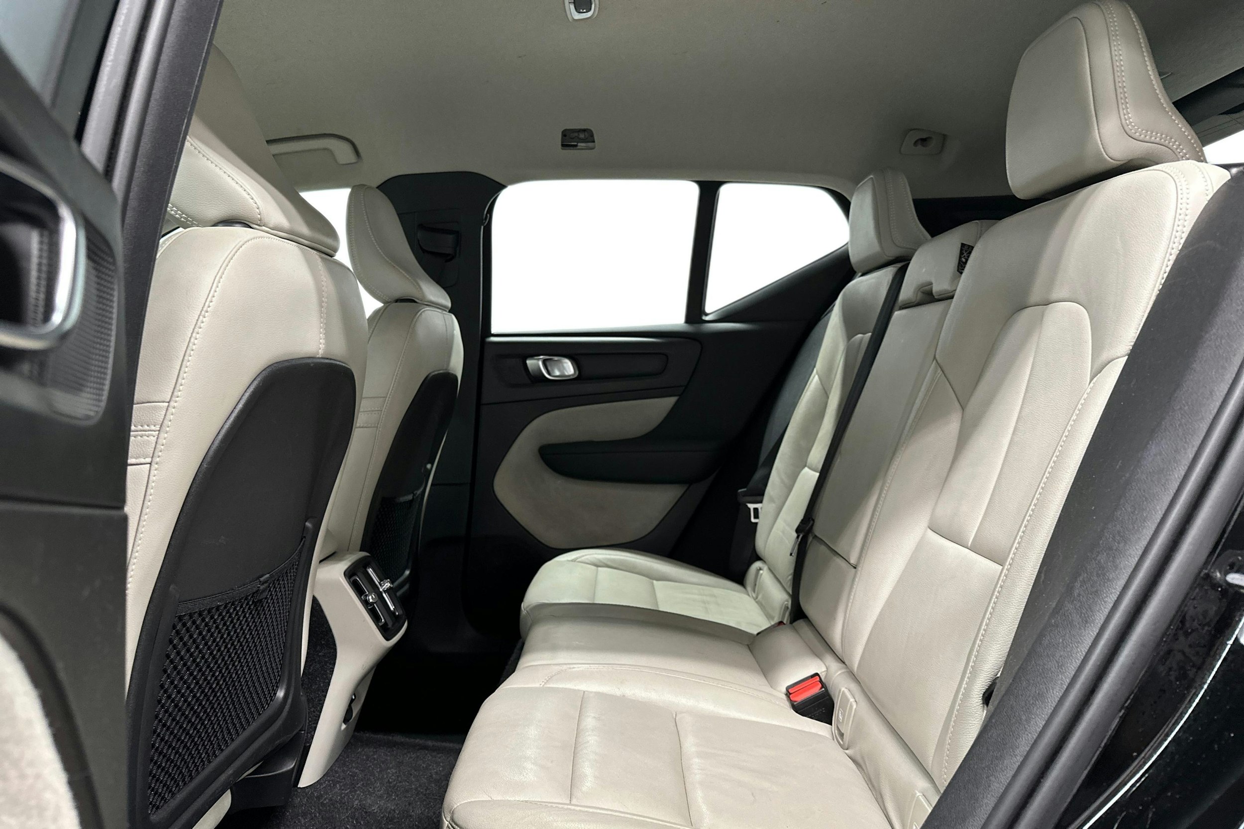 musta Volvo XC40 2019 kuva 10.