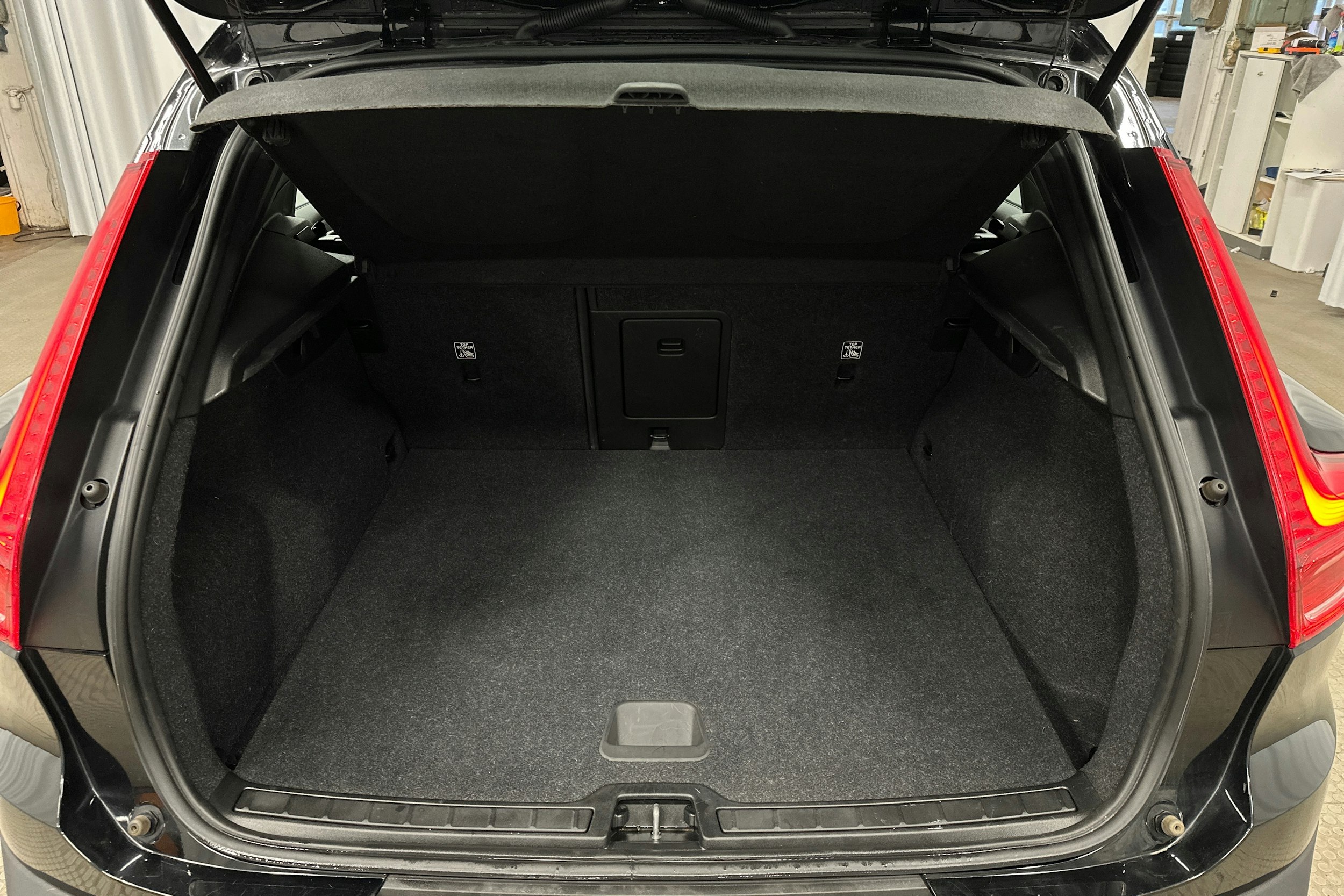 musta Volvo XC40 2019 kuva 14.