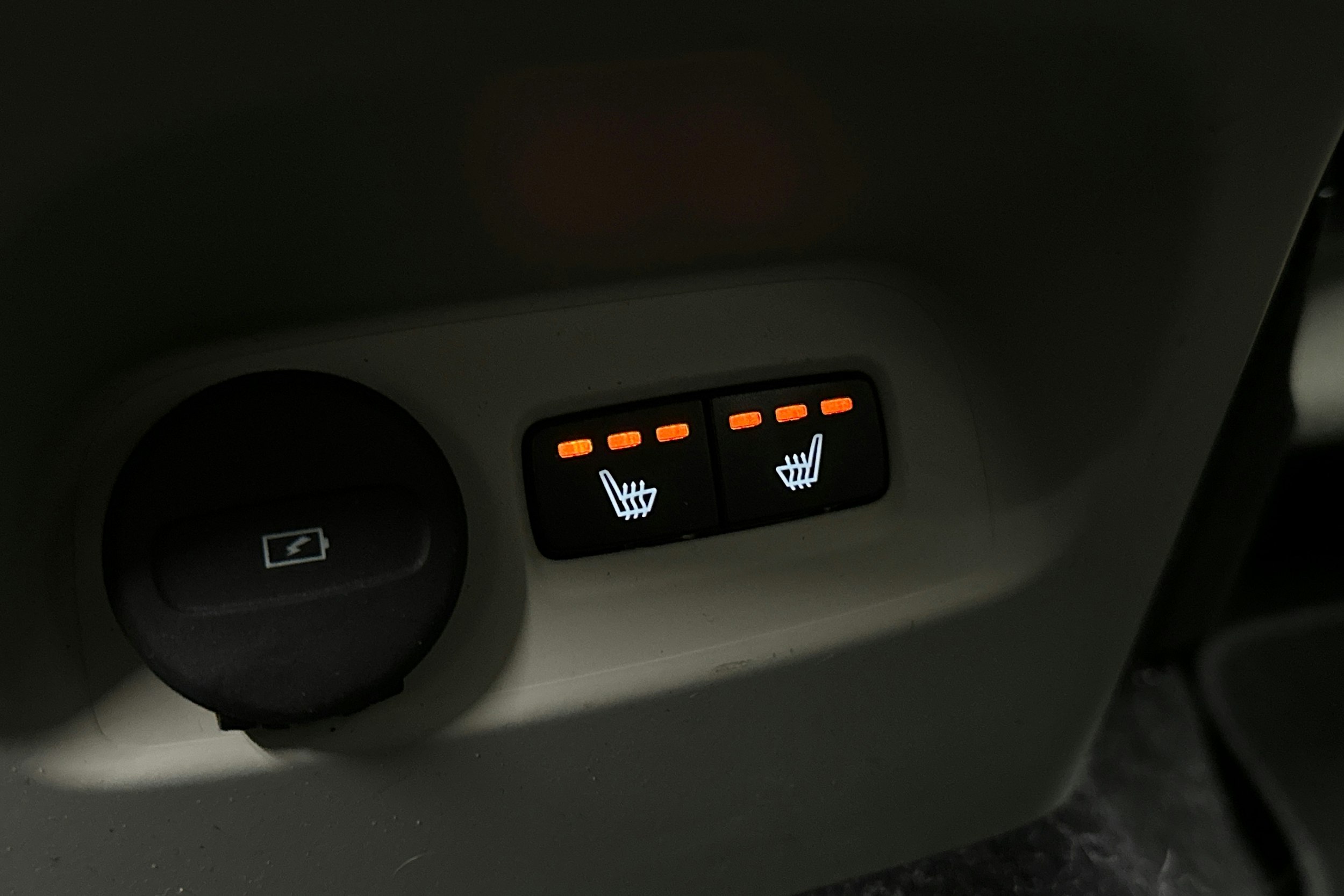 musta Volvo XC40 2019 kuva 15.