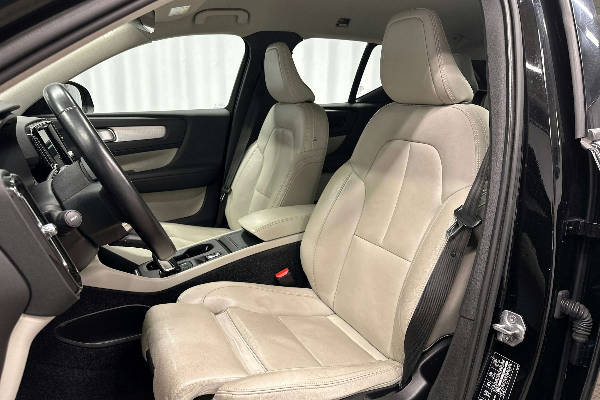 musta Volvo XC40 2019 kuva 16.