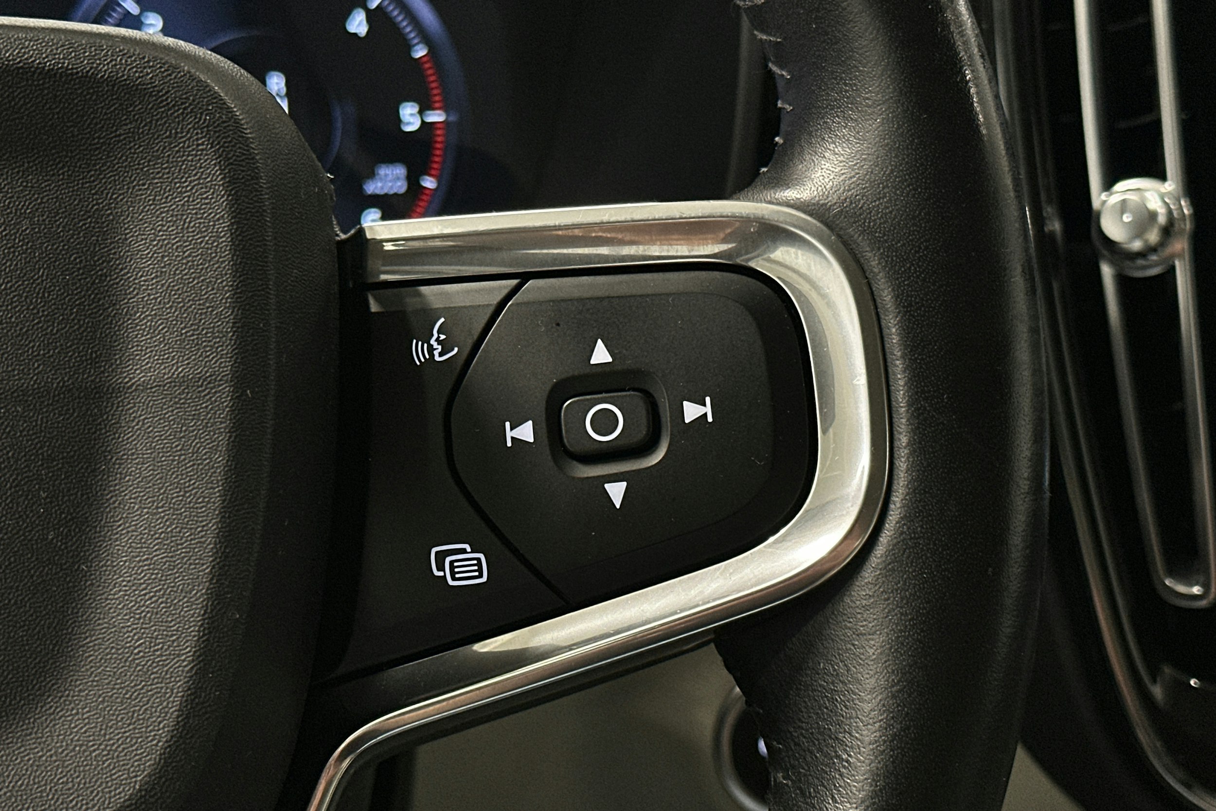 musta Volvo XC40 2019 kuva 21.