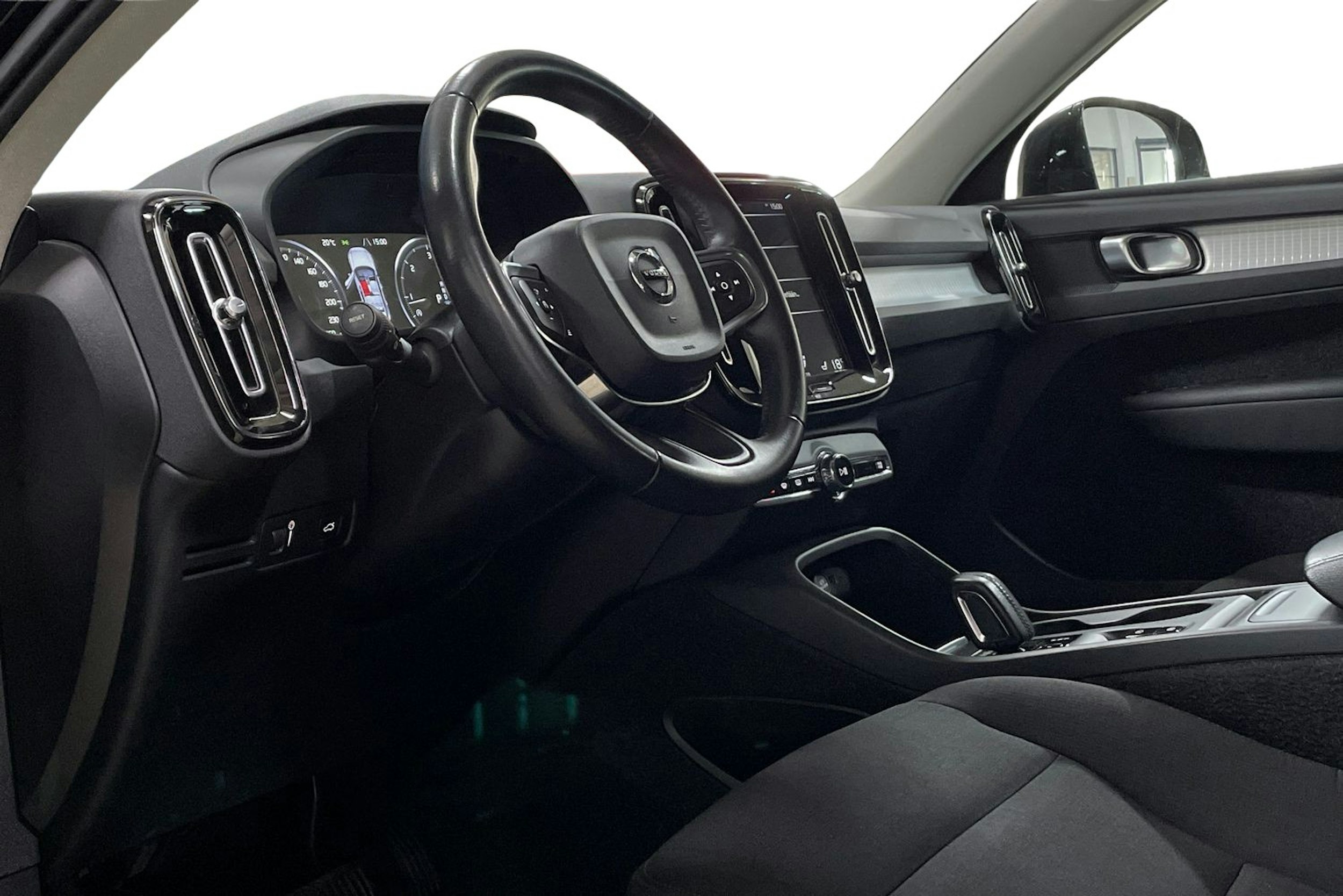 musta Volvo XC40 2019 kuva 7.