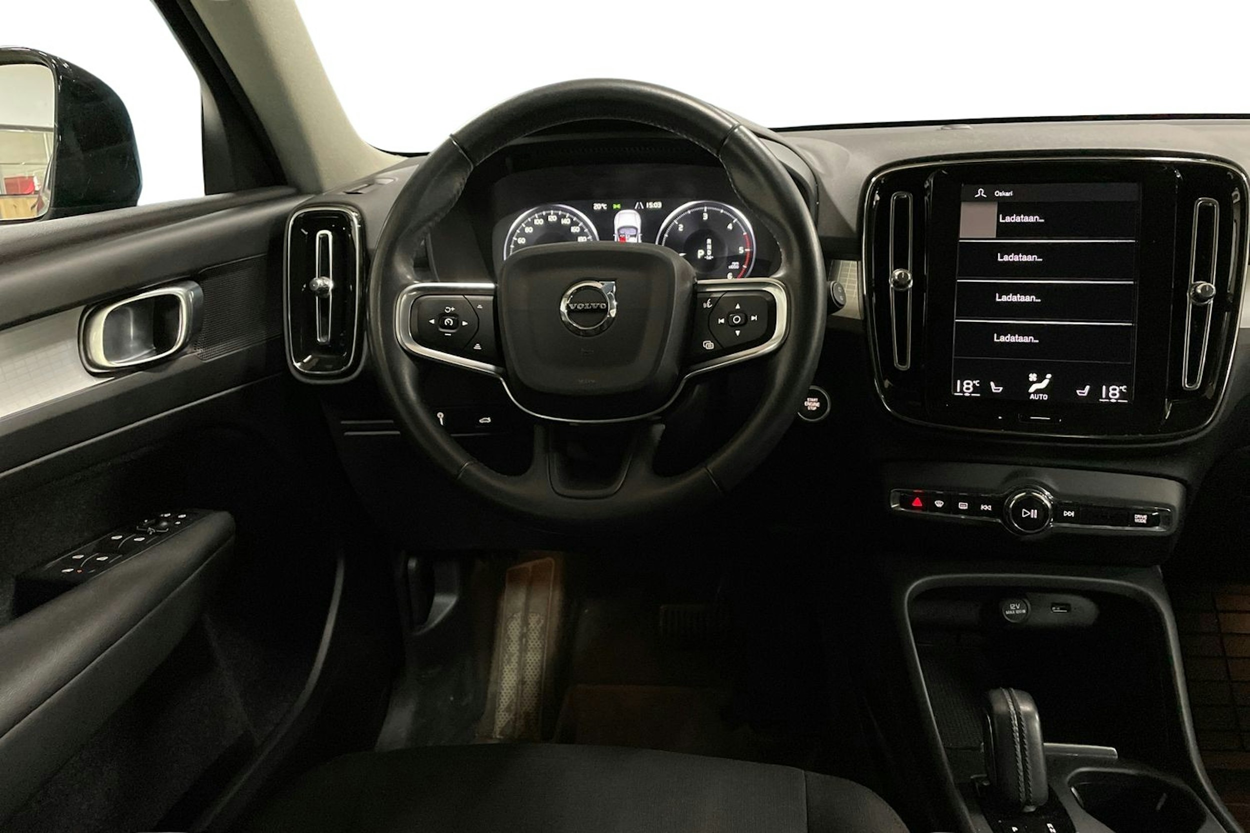 musta Volvo XC40 2019 kuva 9.