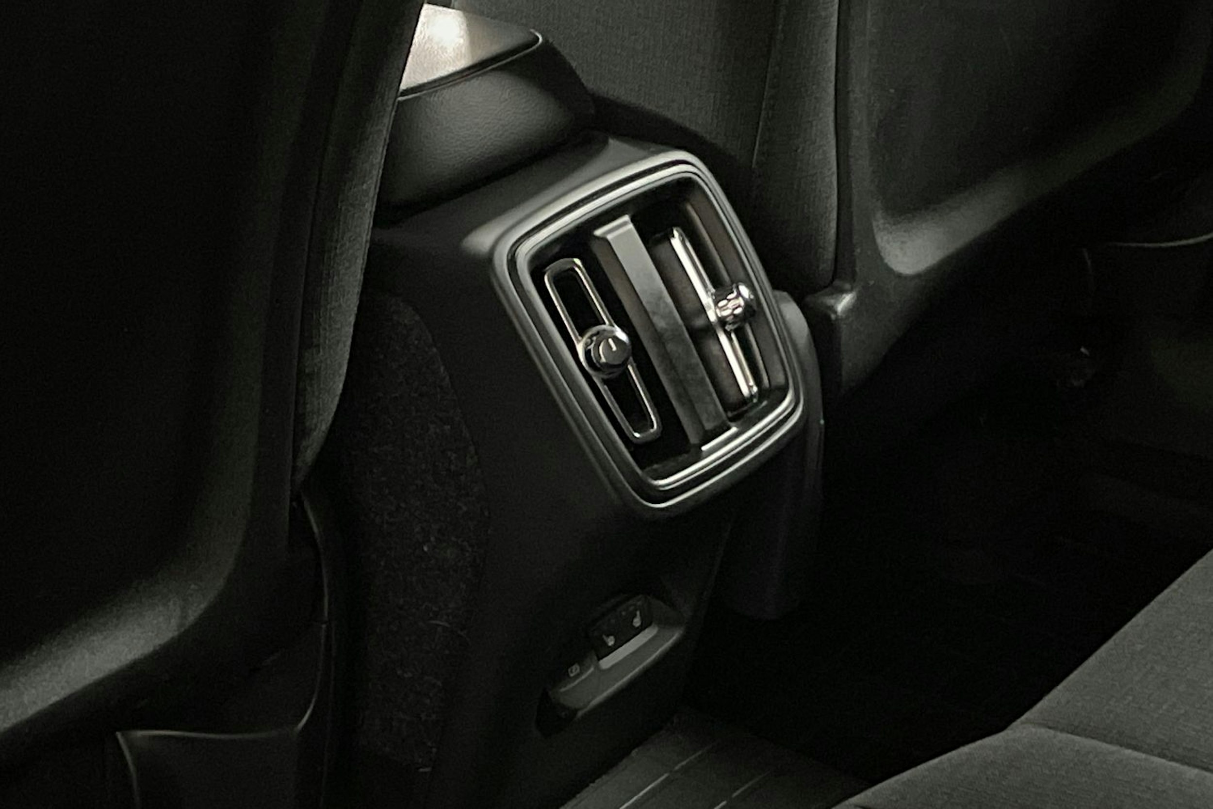 musta Volvo XC40 2019 kuva 11.