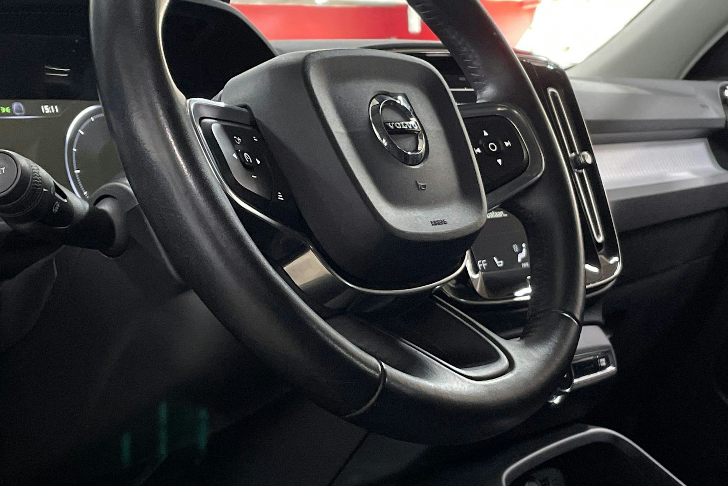 musta Volvo XC40 2019 kuva 13.