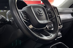 musta Volvo XC40 2019 kuva 13.