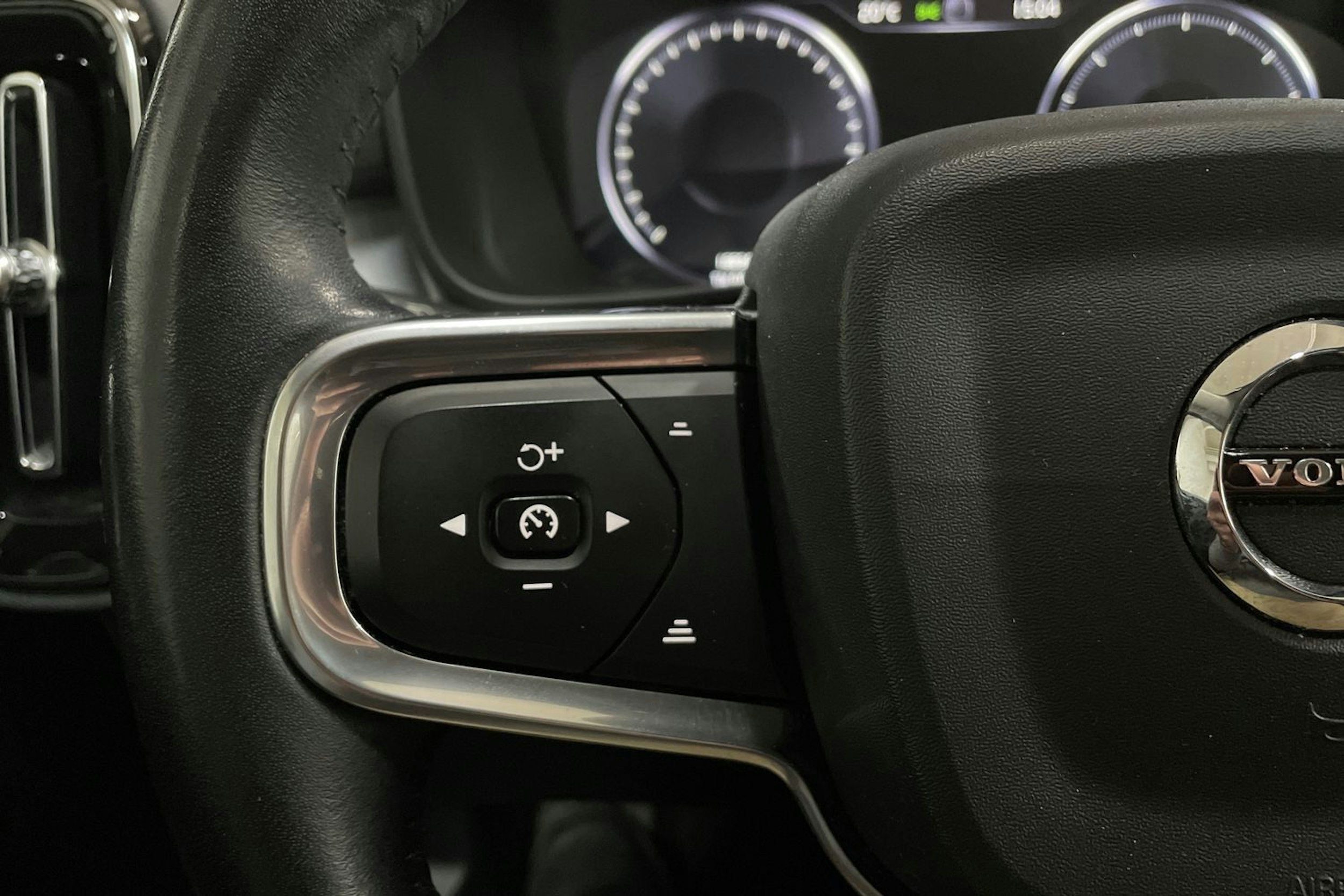 musta Volvo XC40 2019 kuva 15.