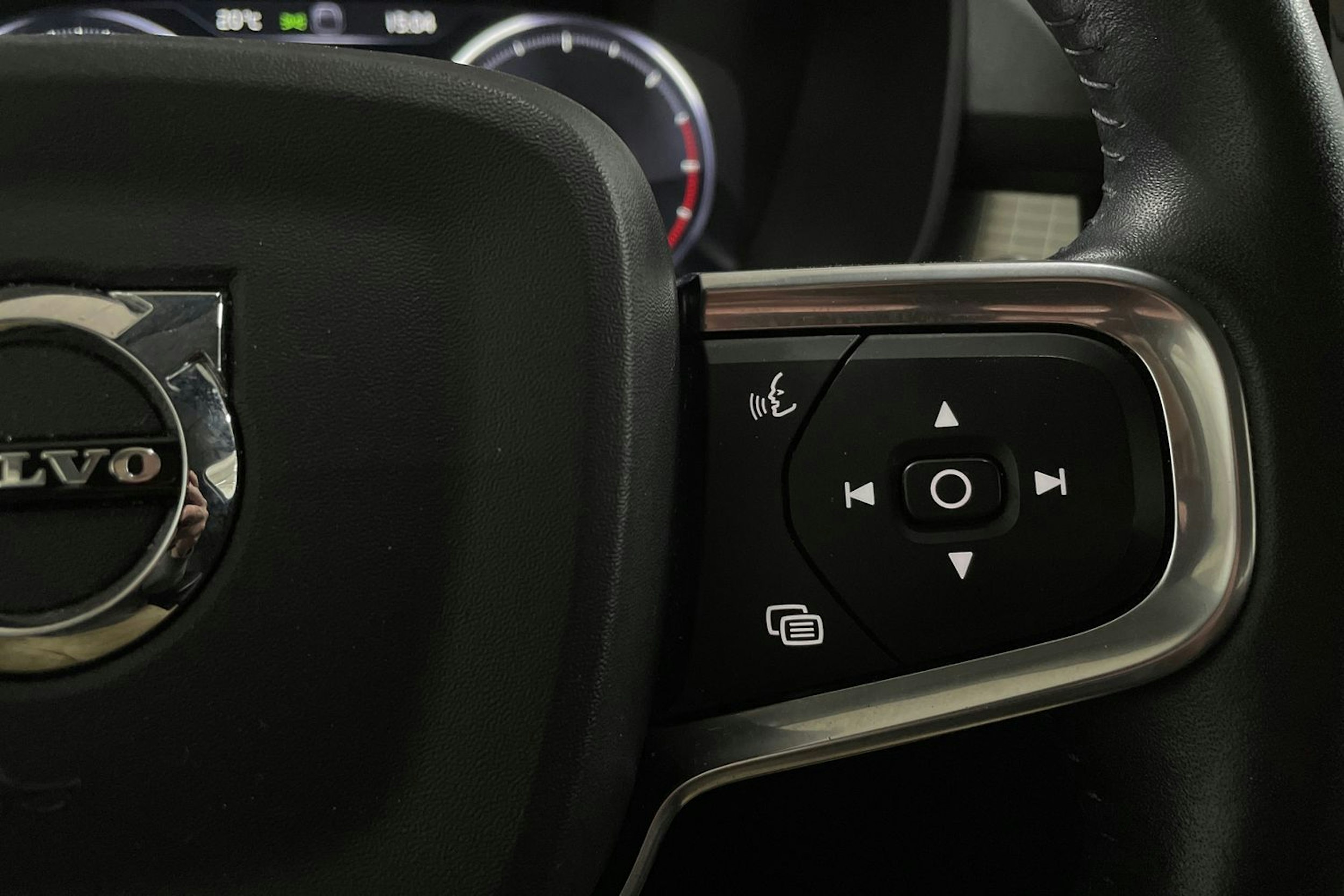 musta Volvo XC40 2019 kuva 16.