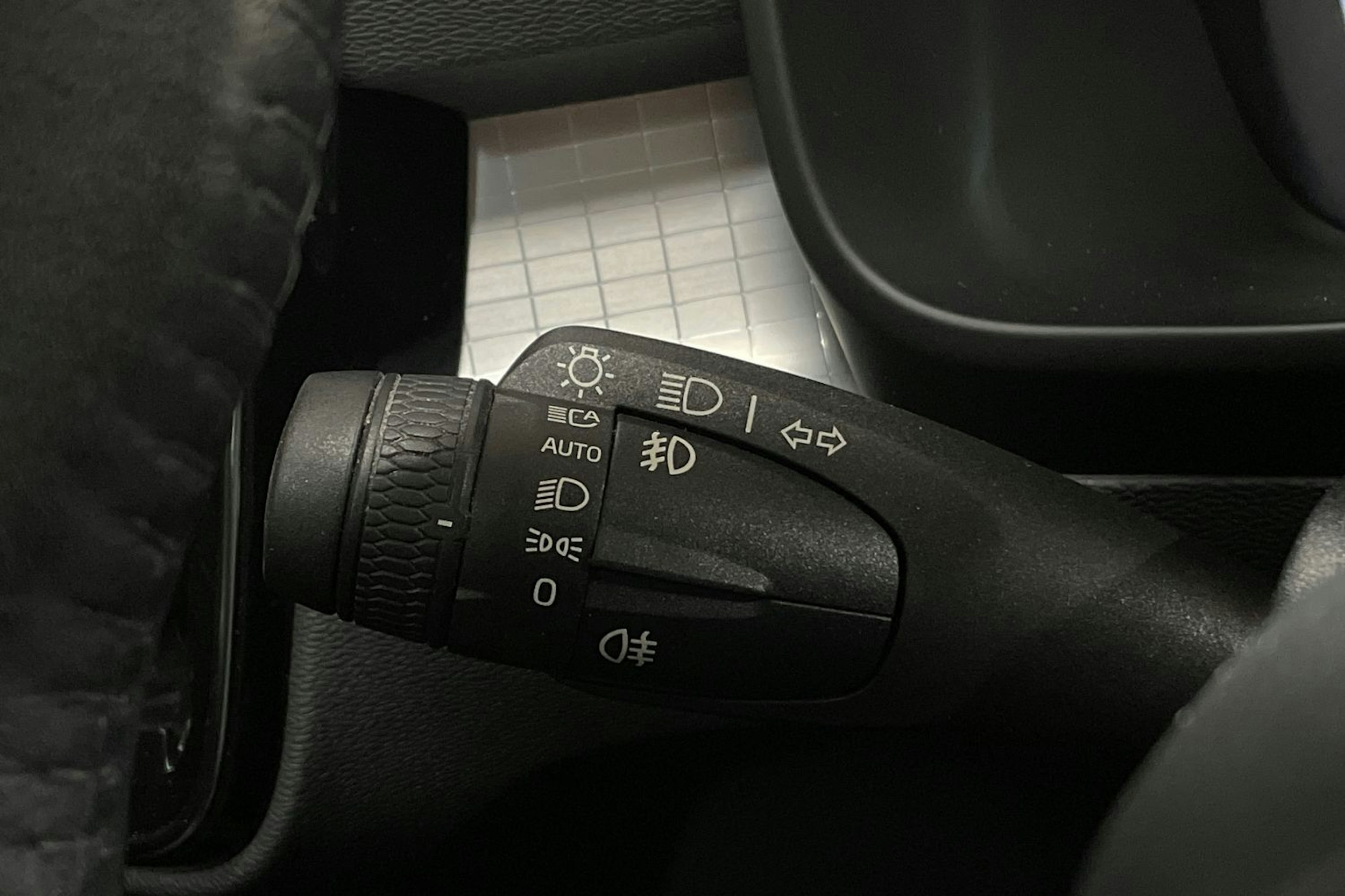 musta Volvo XC40 2019 kuva 17.