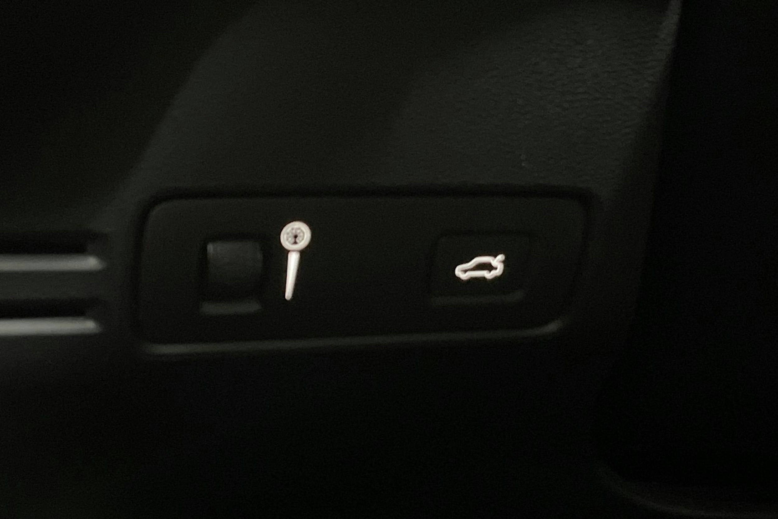 musta Volvo XC40 2019 kuva 18.