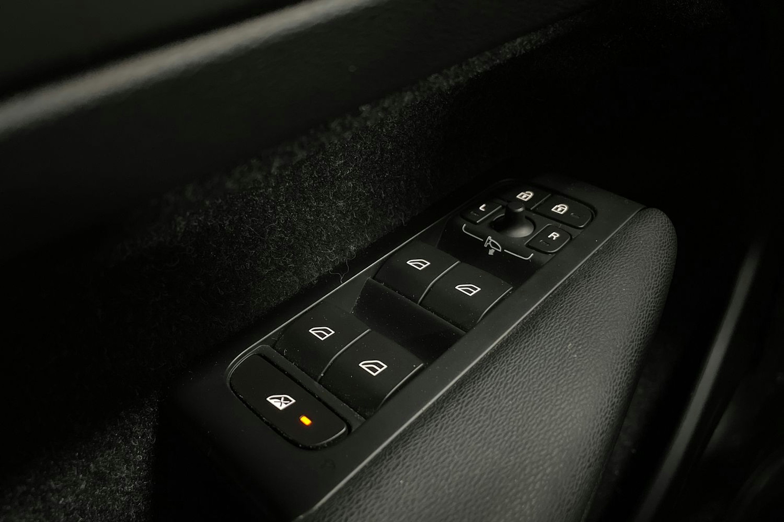 musta Volvo XC40 2019 kuva 19.