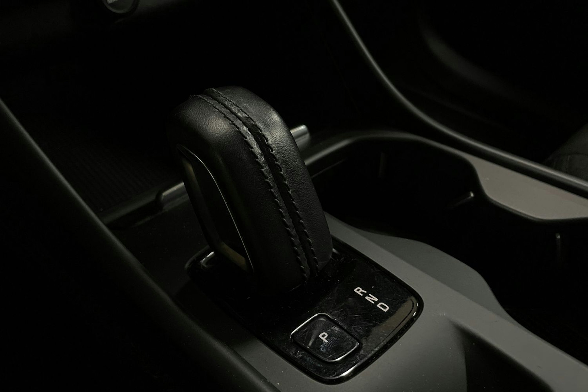 musta Volvo XC40 2019 kuva 28.