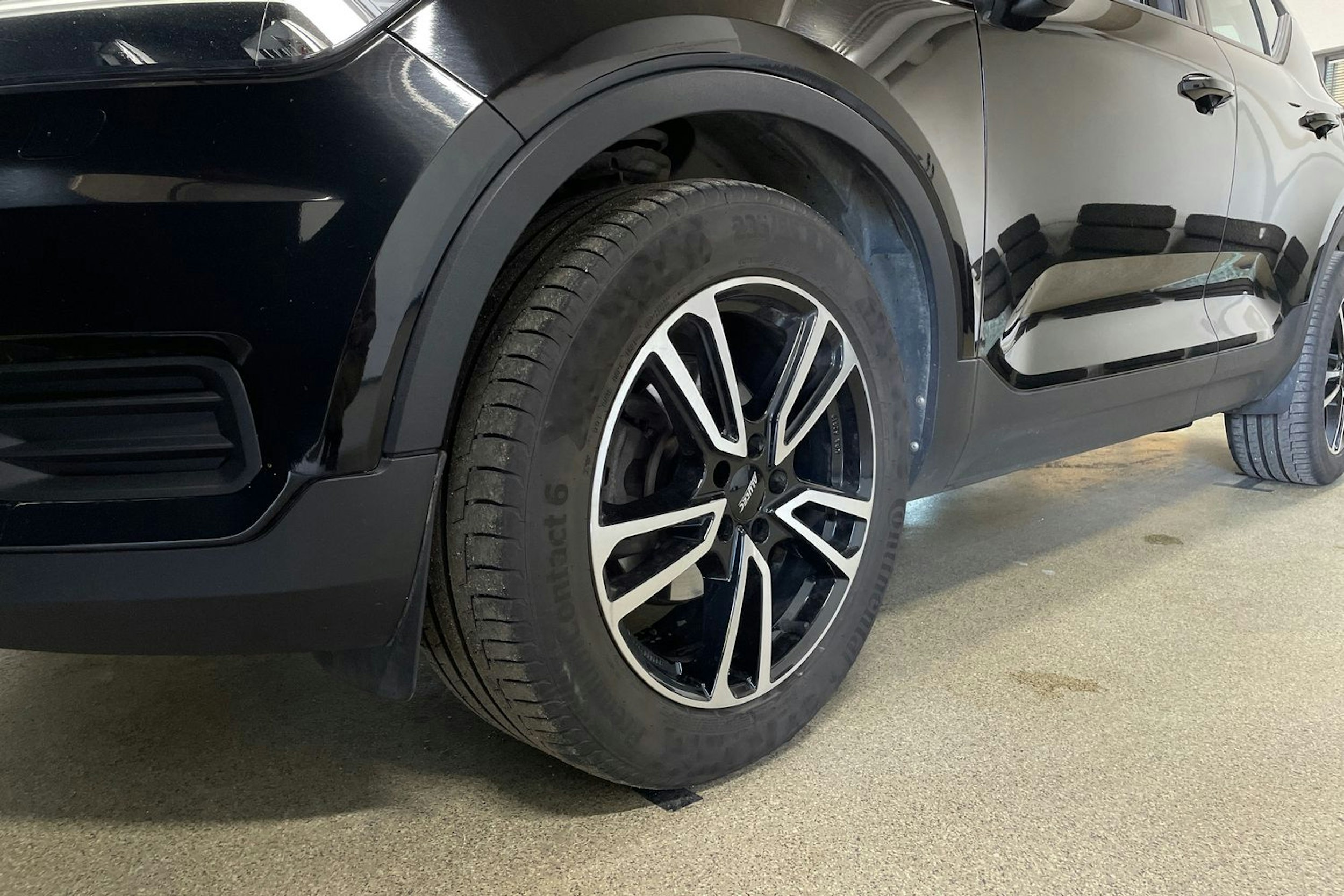 musta Volvo XC40 2019 kuva 30.