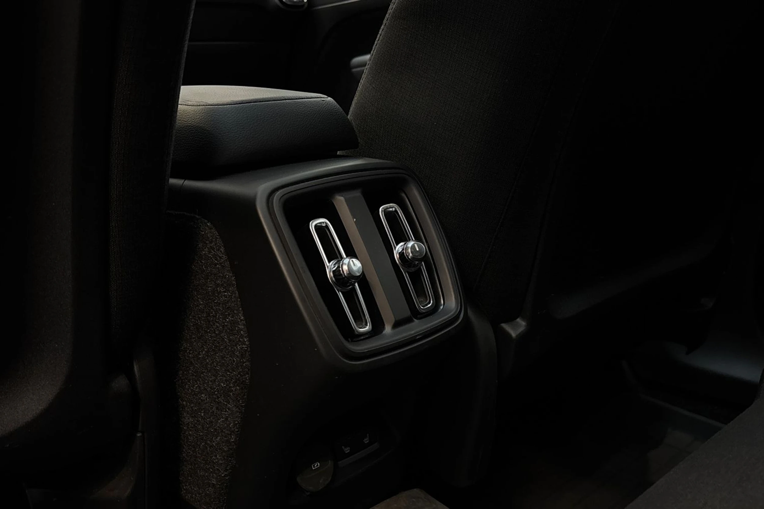 harmaa Volvo XC40 2019 kuva 14.