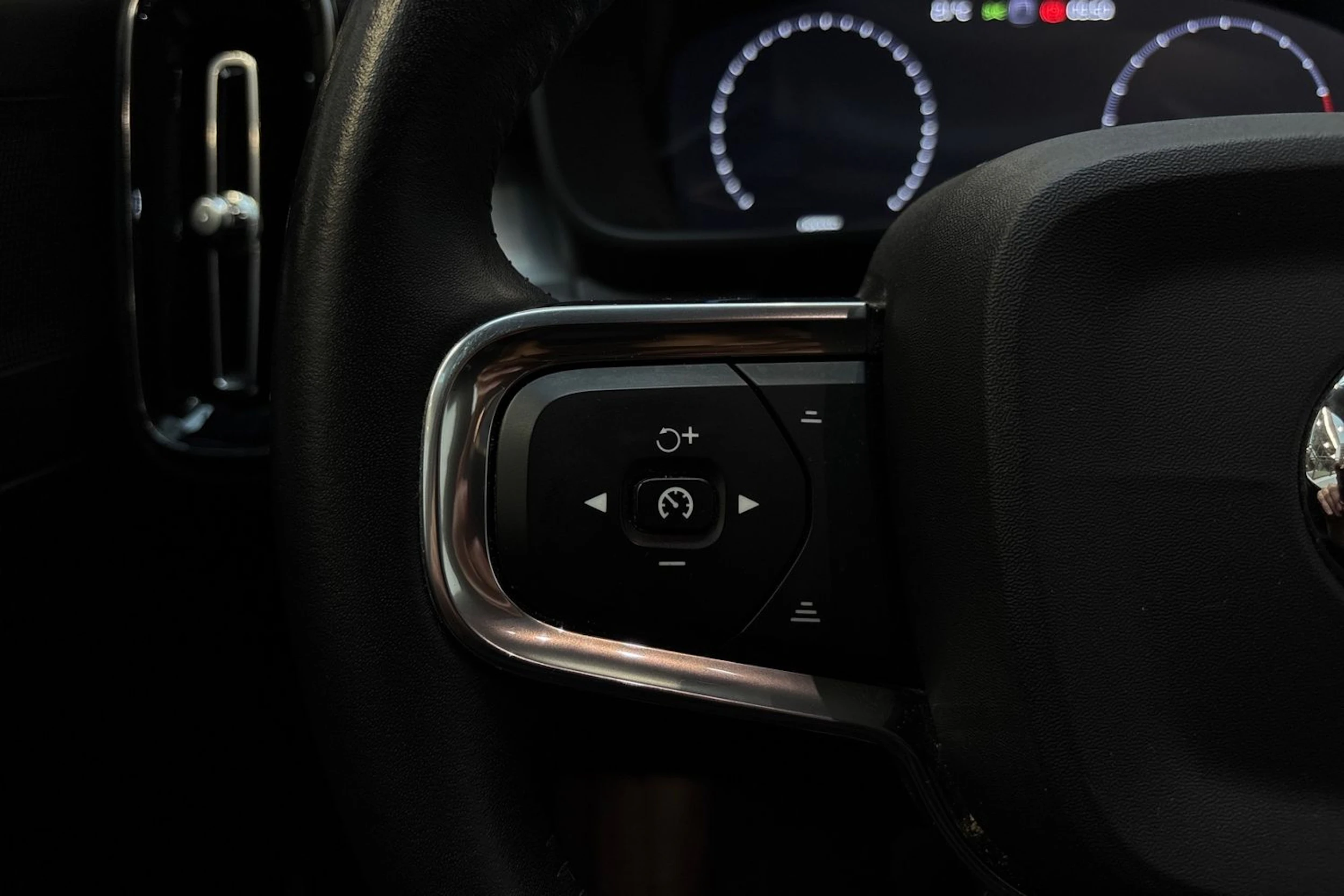 harmaa Volvo XC40 2019 kuva 16.