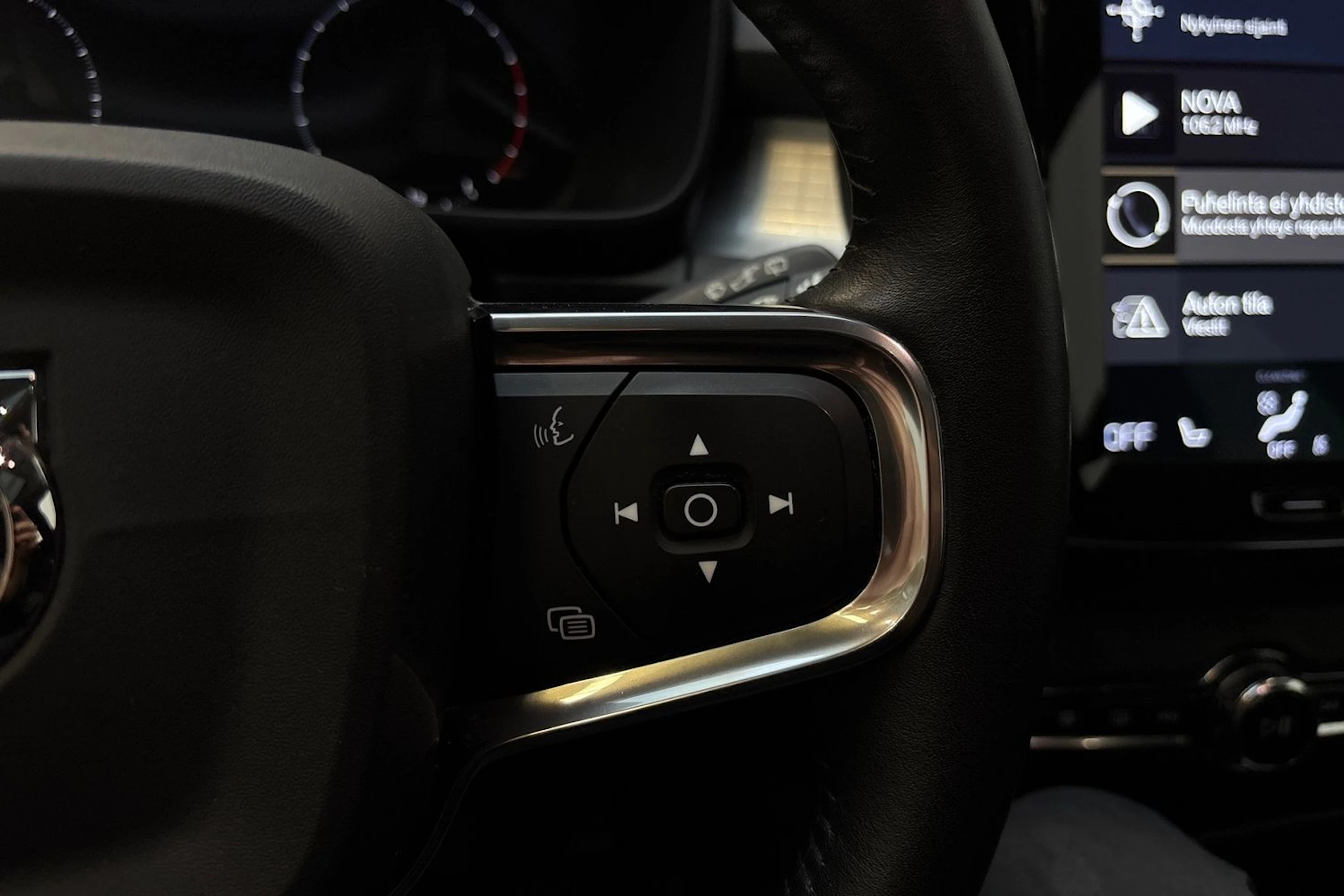 harmaa Volvo XC40 2019 kuva 17.