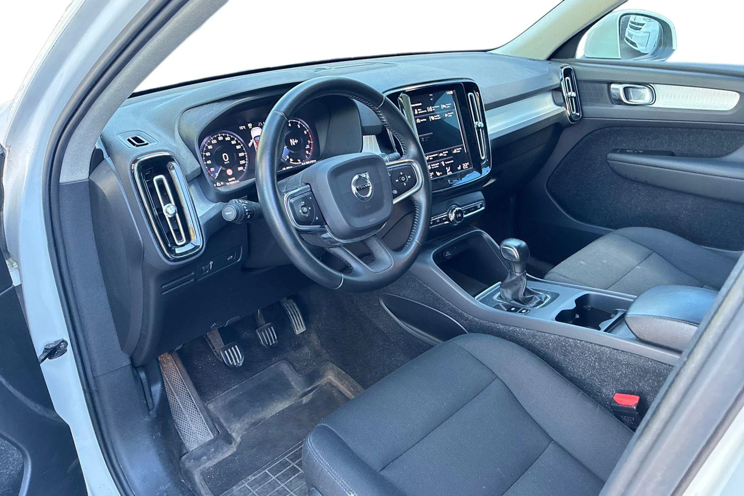 valkoinen Volvo XC40 2019 kuva 3.