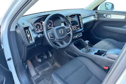 valkoinen Volvo XC40 2019 kuva 3.