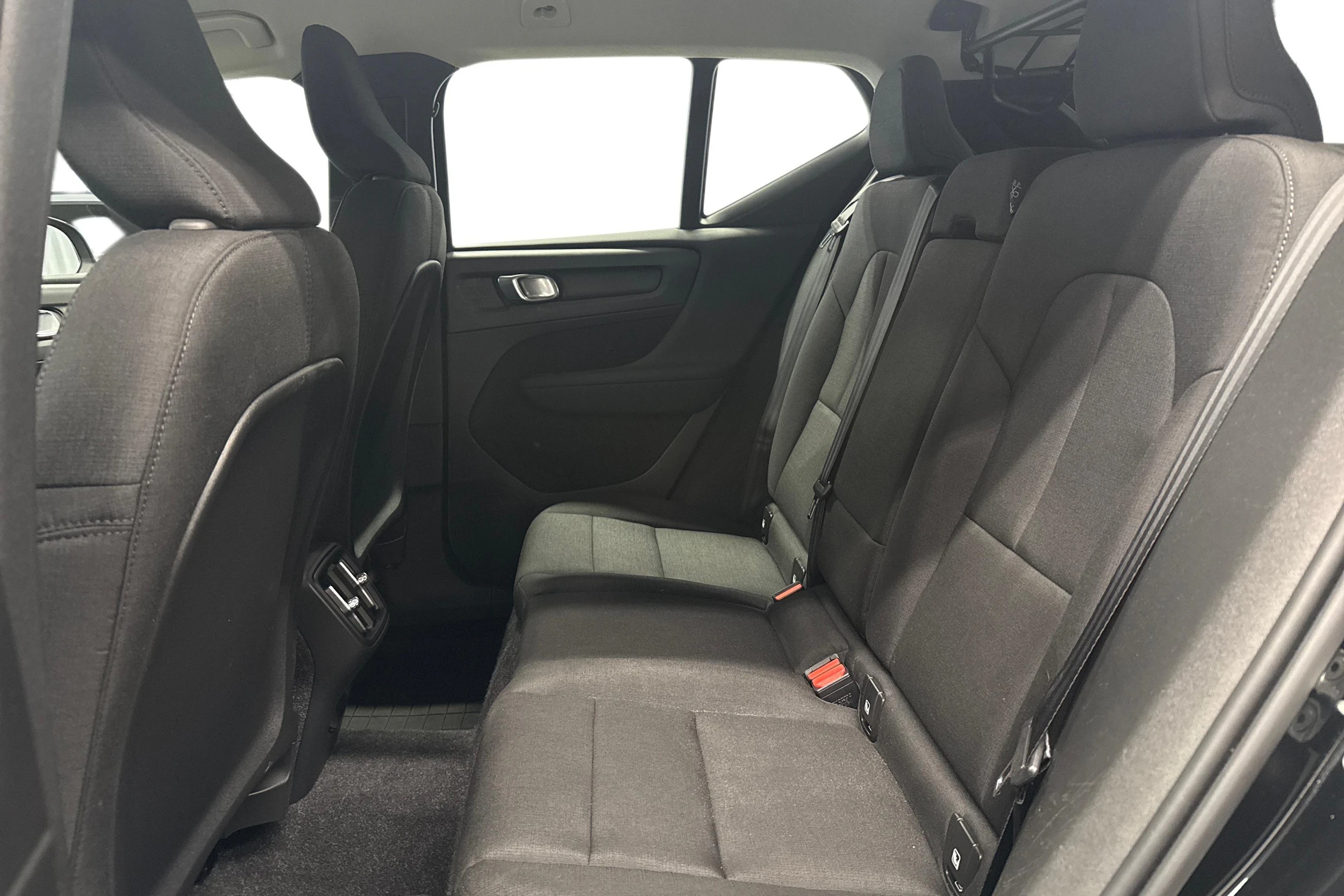 musta Volvo XC40 2019 kuva 8.