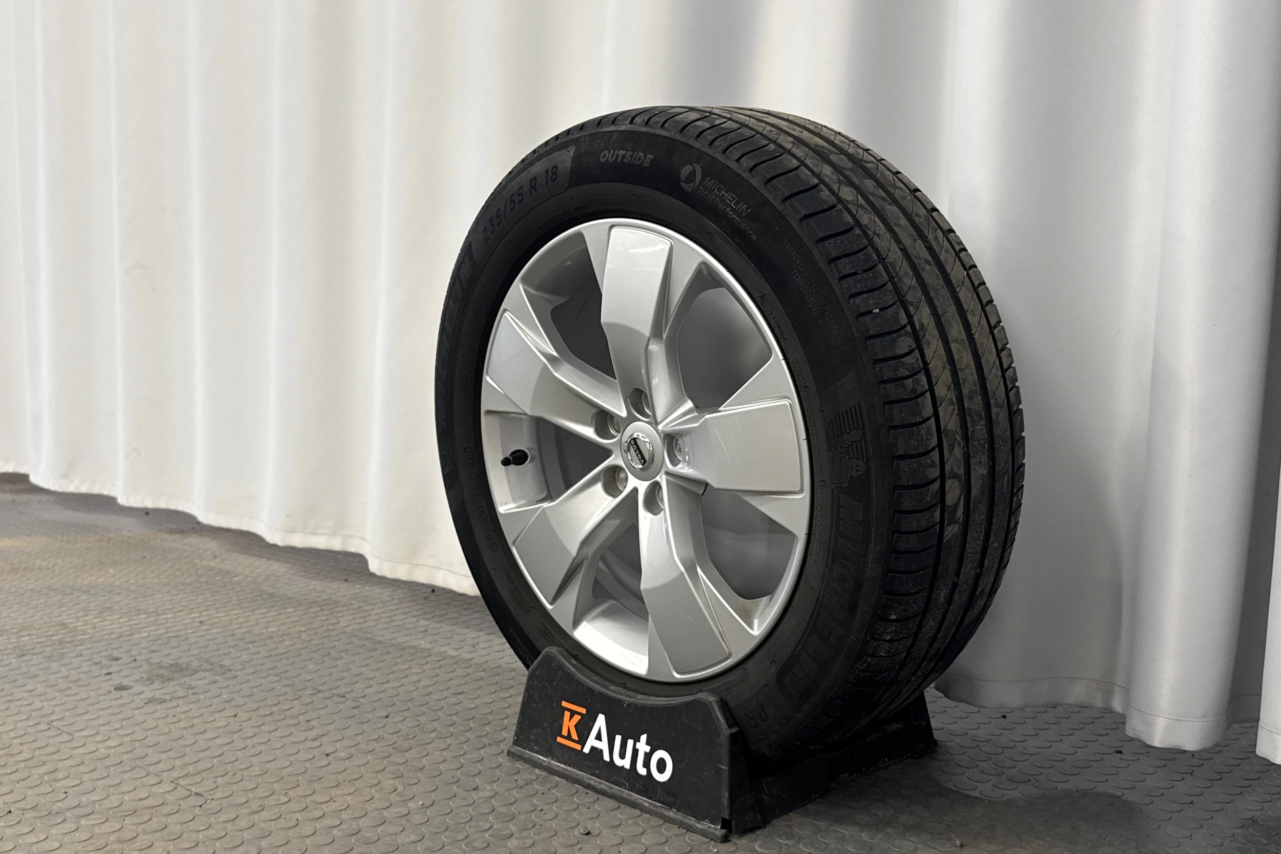 musta Volvo XC40 2019 kuva 10.