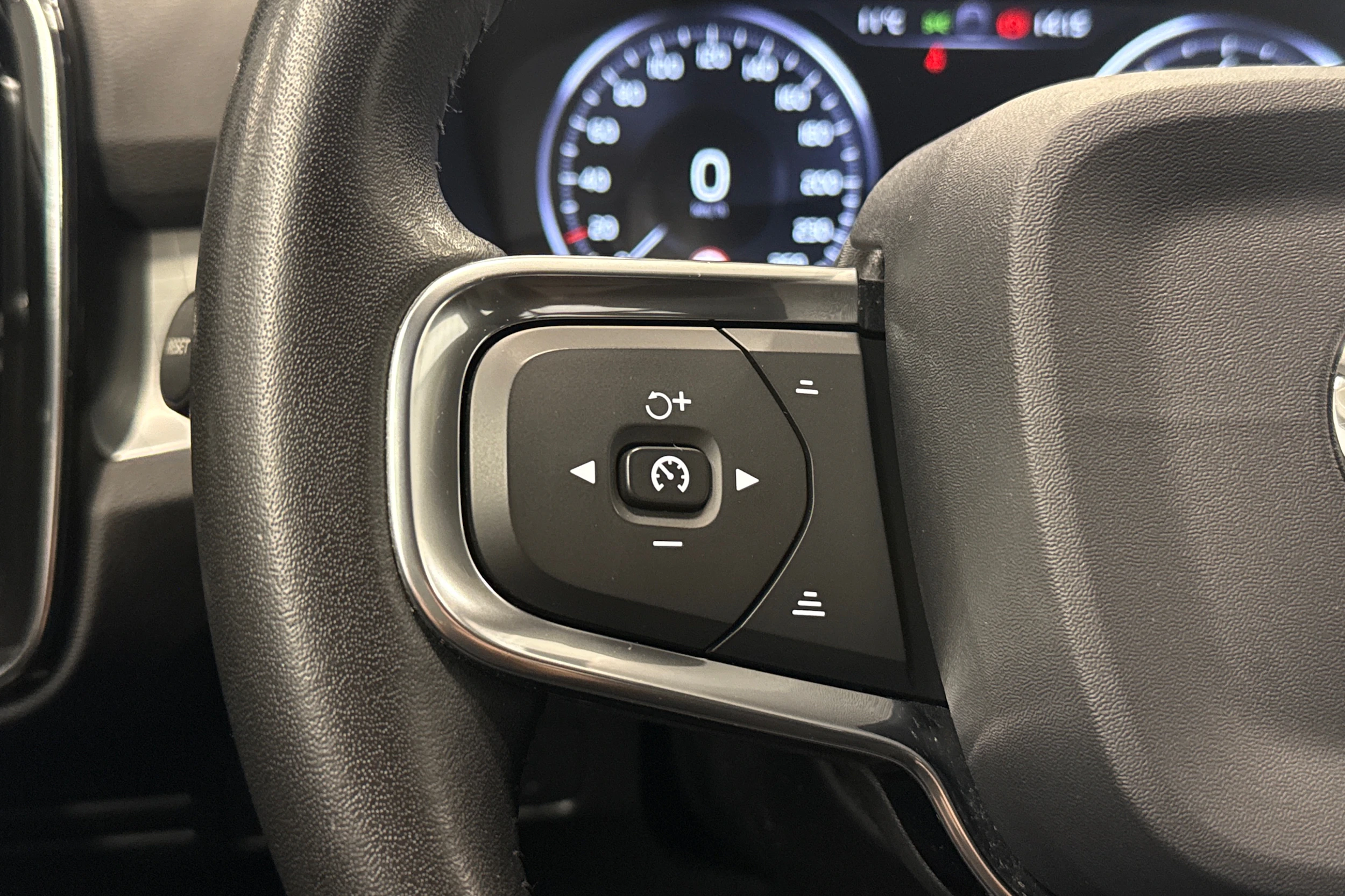 musta Volvo XC40 2019 kuva 13.