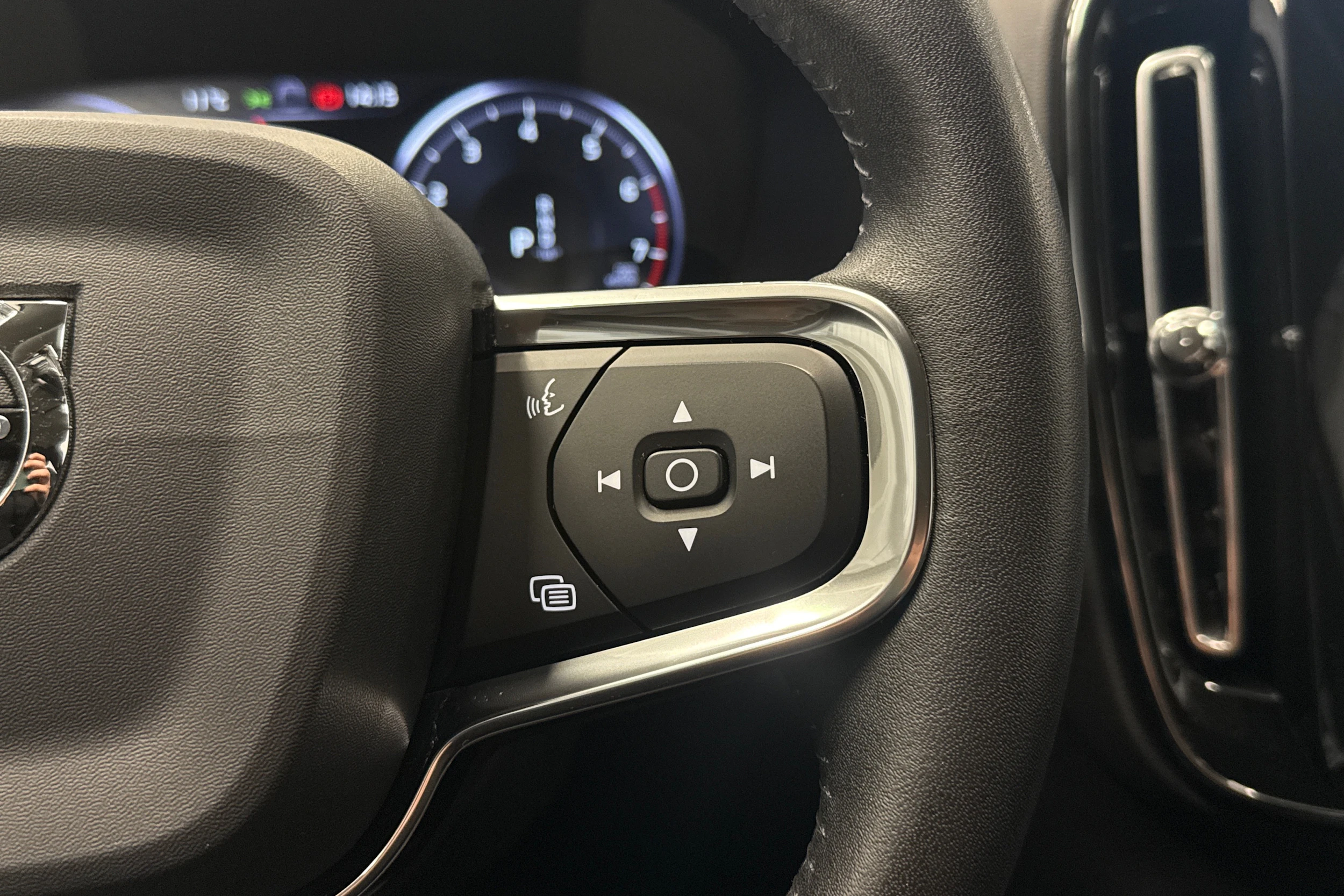 musta Volvo XC40 2019 kuva 14.