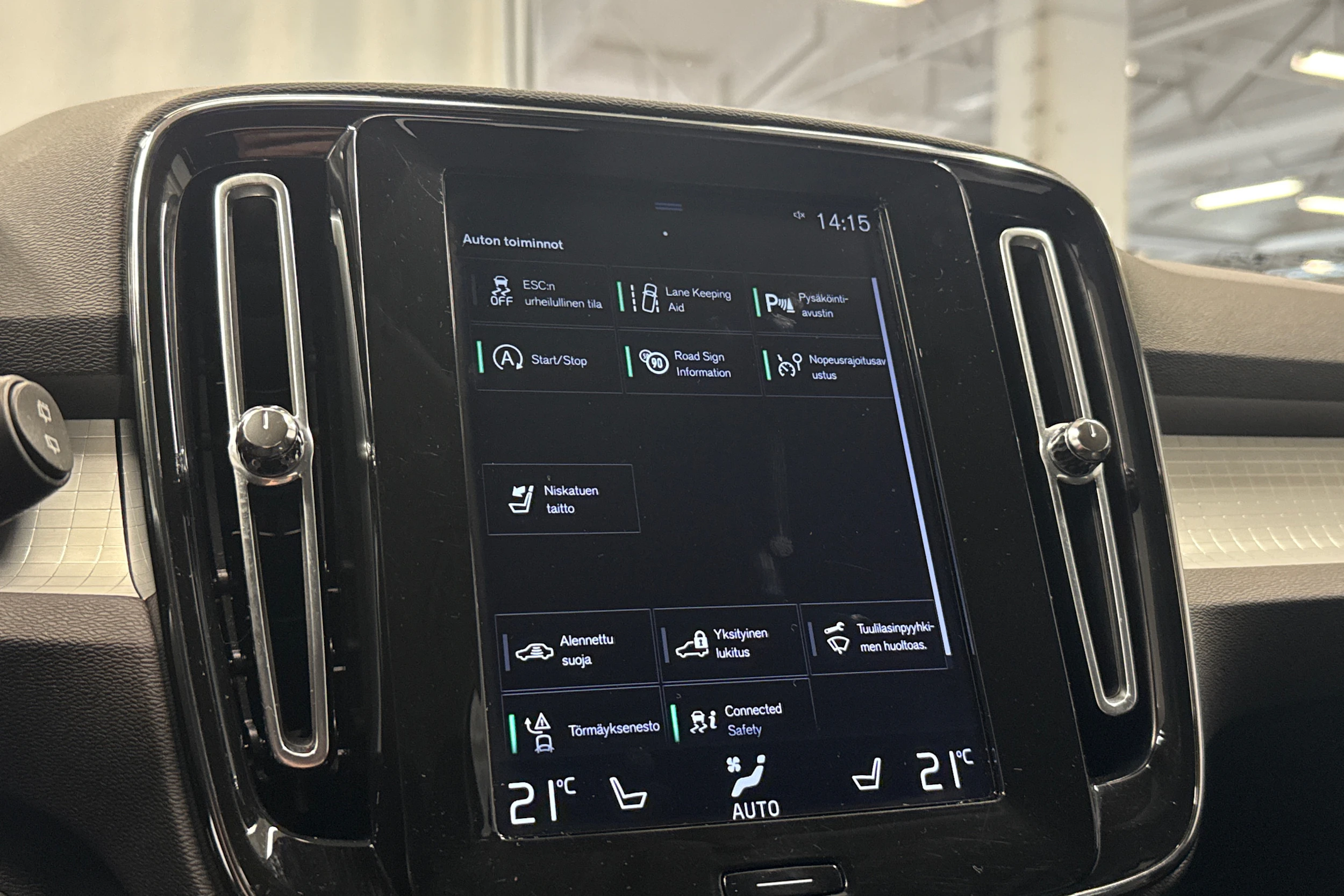 musta Volvo XC40 2019 kuva 17.