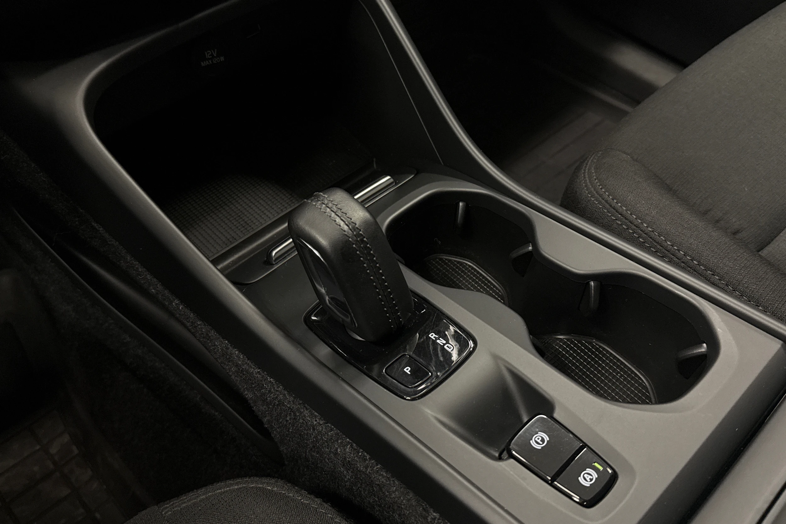 musta Volvo XC40 2019 kuva 18.