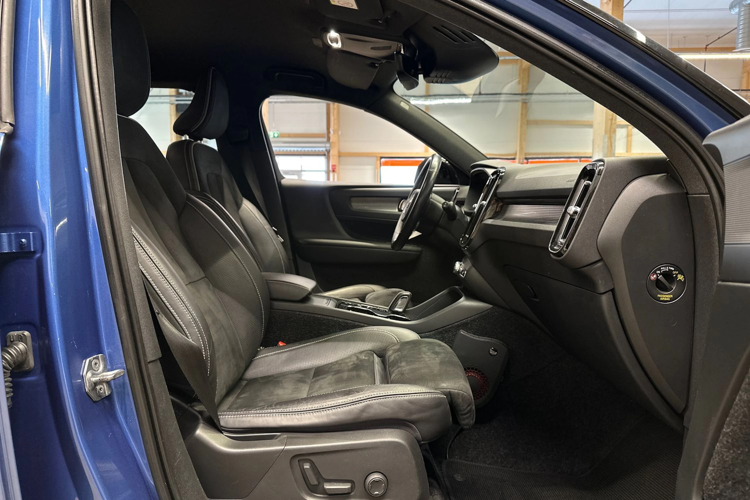 sininen Volvo XC40 2019 kuva 10.