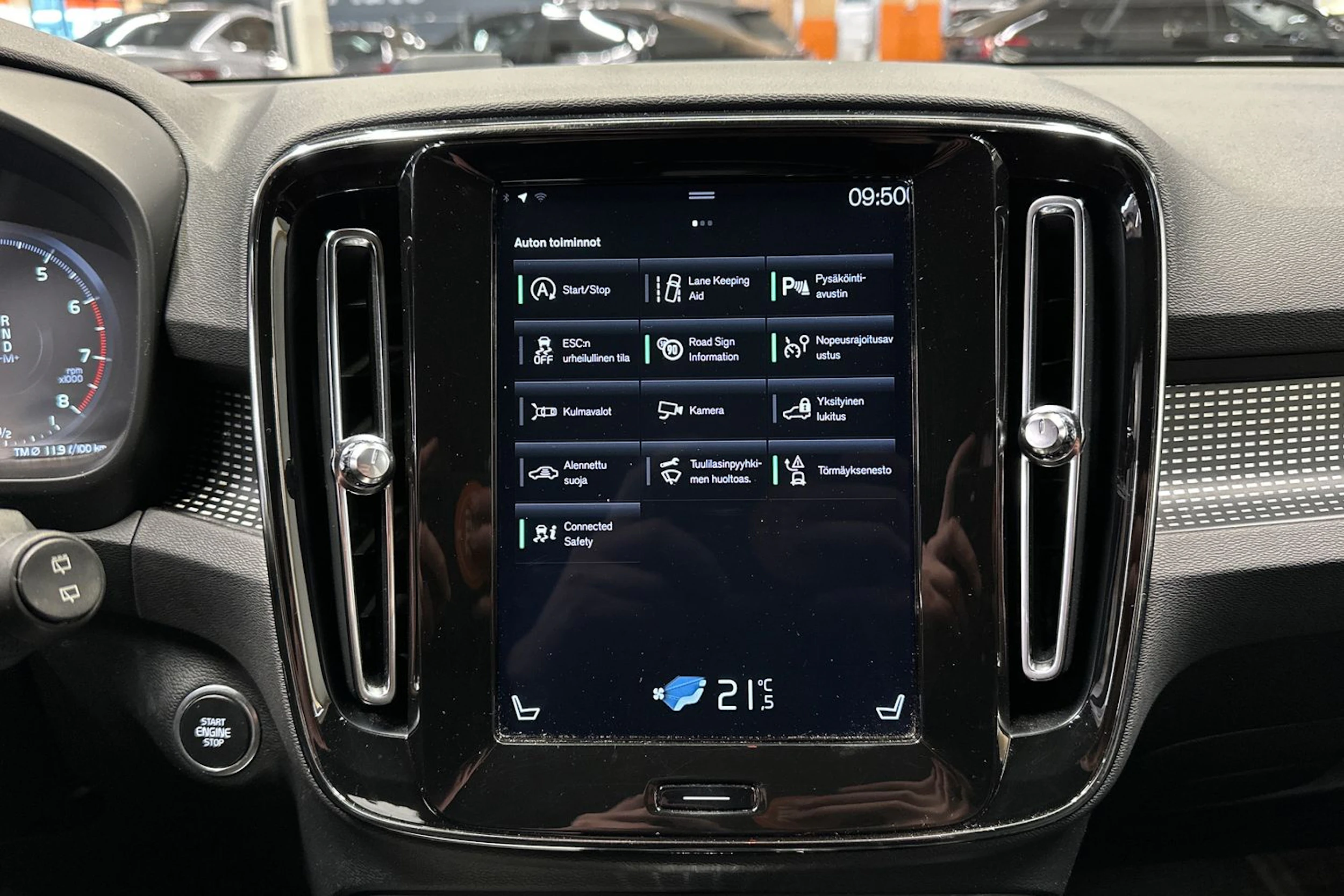 sininen Volvo XC40 2019 kuva 14.