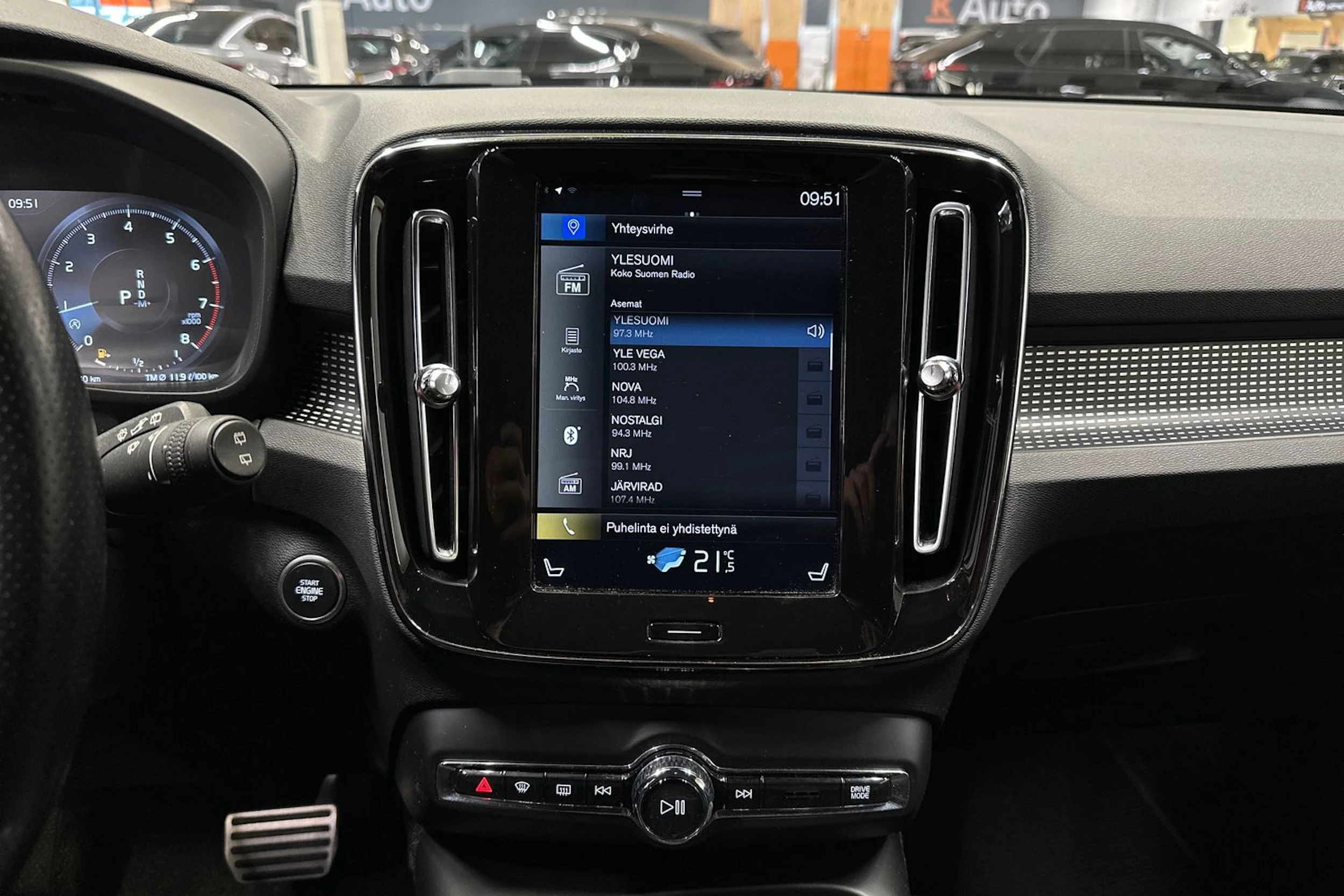 sininen Volvo XC40 2019 kuva 15.