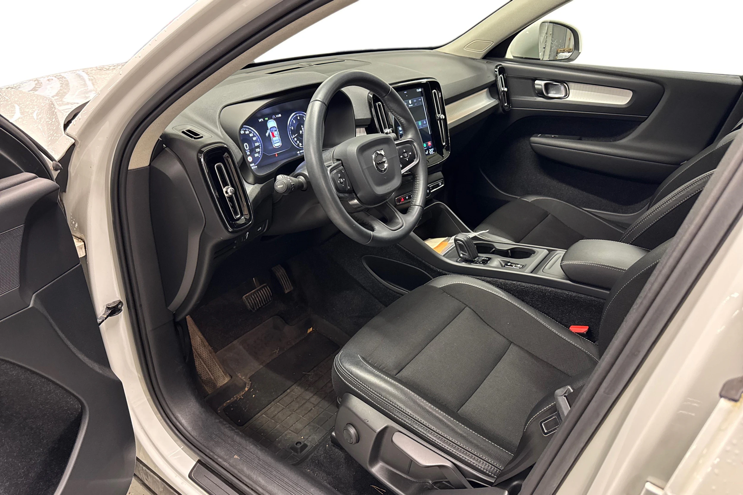Valkoinen Volvo XC40 2020 kuva 3.