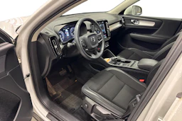 Valkoinen Volvo XC40 2020 kuva 3.