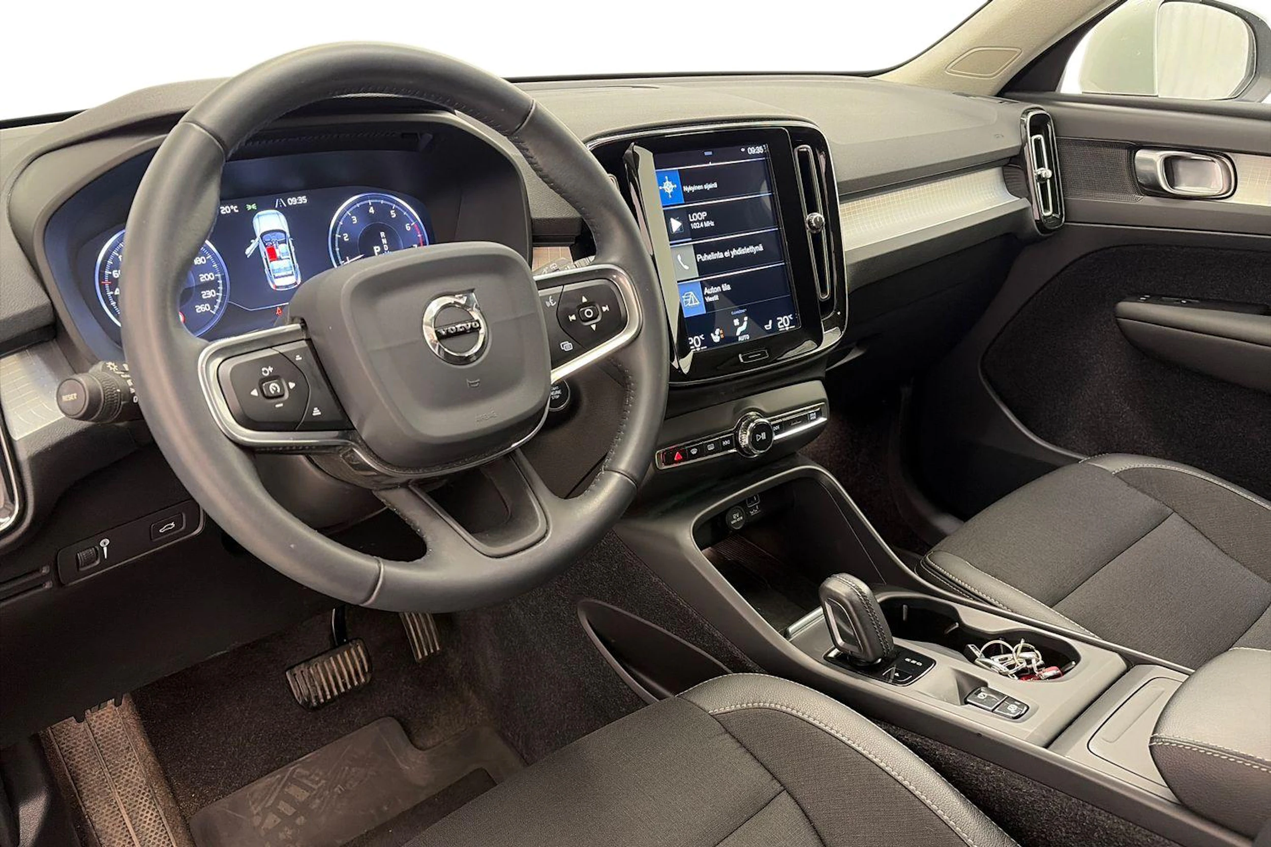 Valkoinen Volvo XC40 2020 kuva 6.