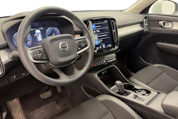 Valkoinen Volvo XC40 2020 kuva 6.