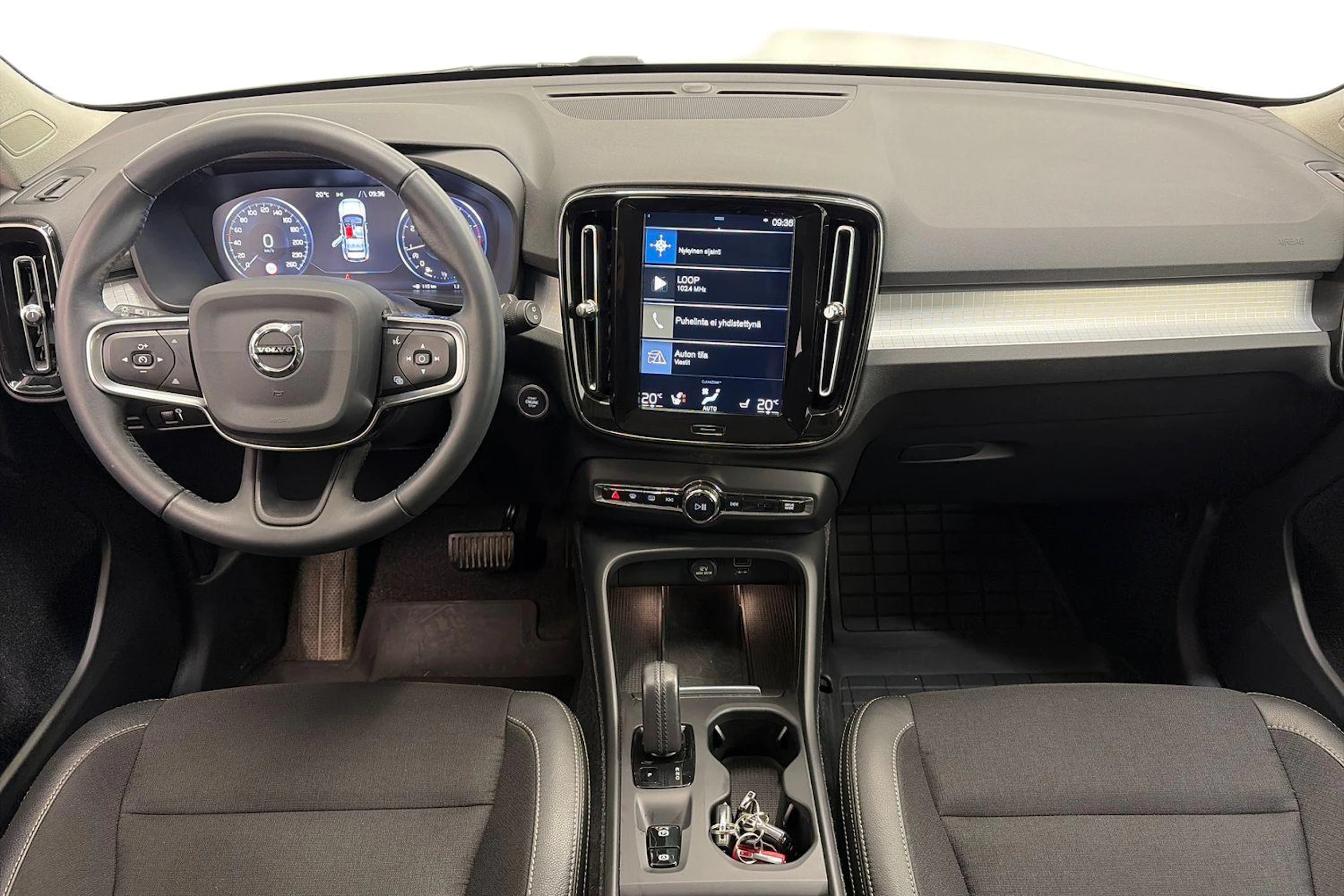 Valkoinen Volvo XC40 2020 kuva 7.