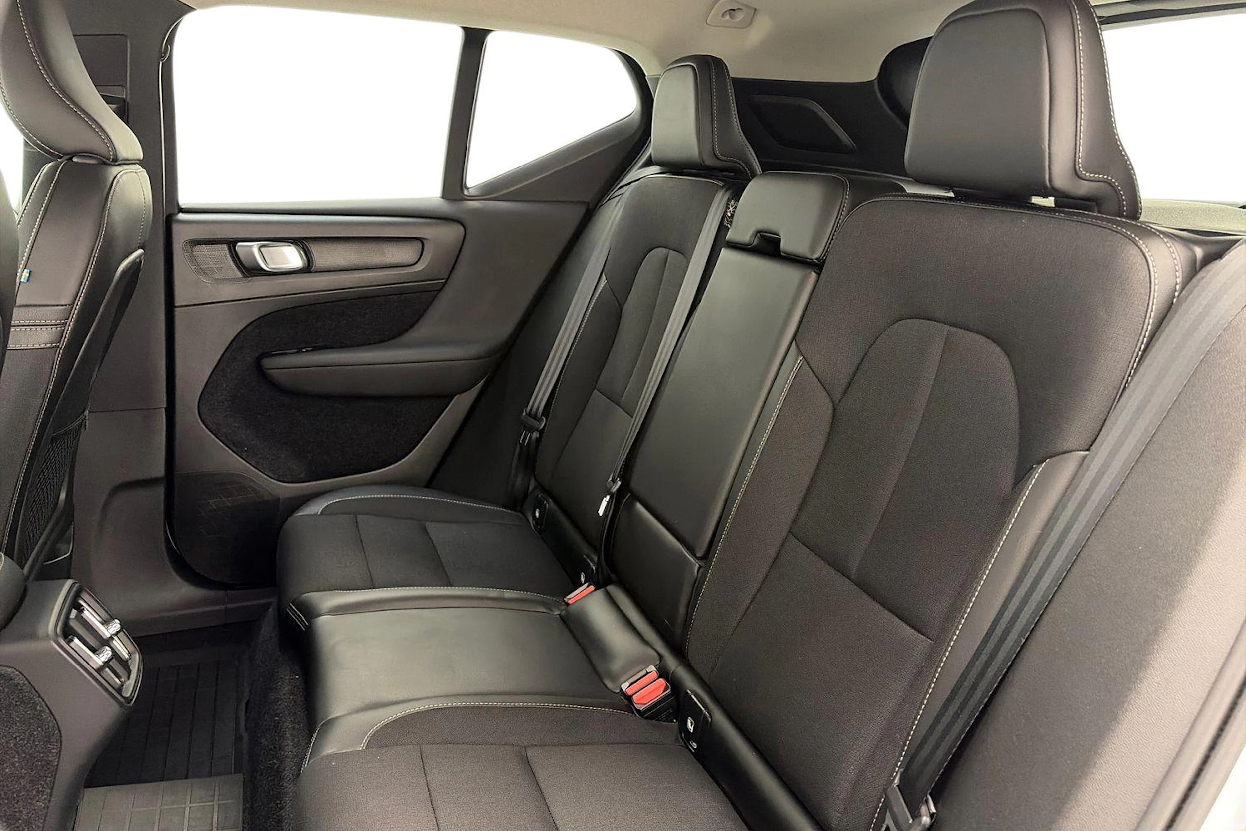 Valkoinen Volvo XC40 2020 kuva 8.