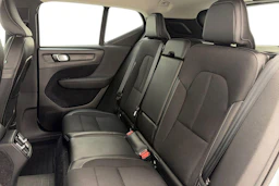 Valkoinen Volvo XC40 2020 kuva 8.