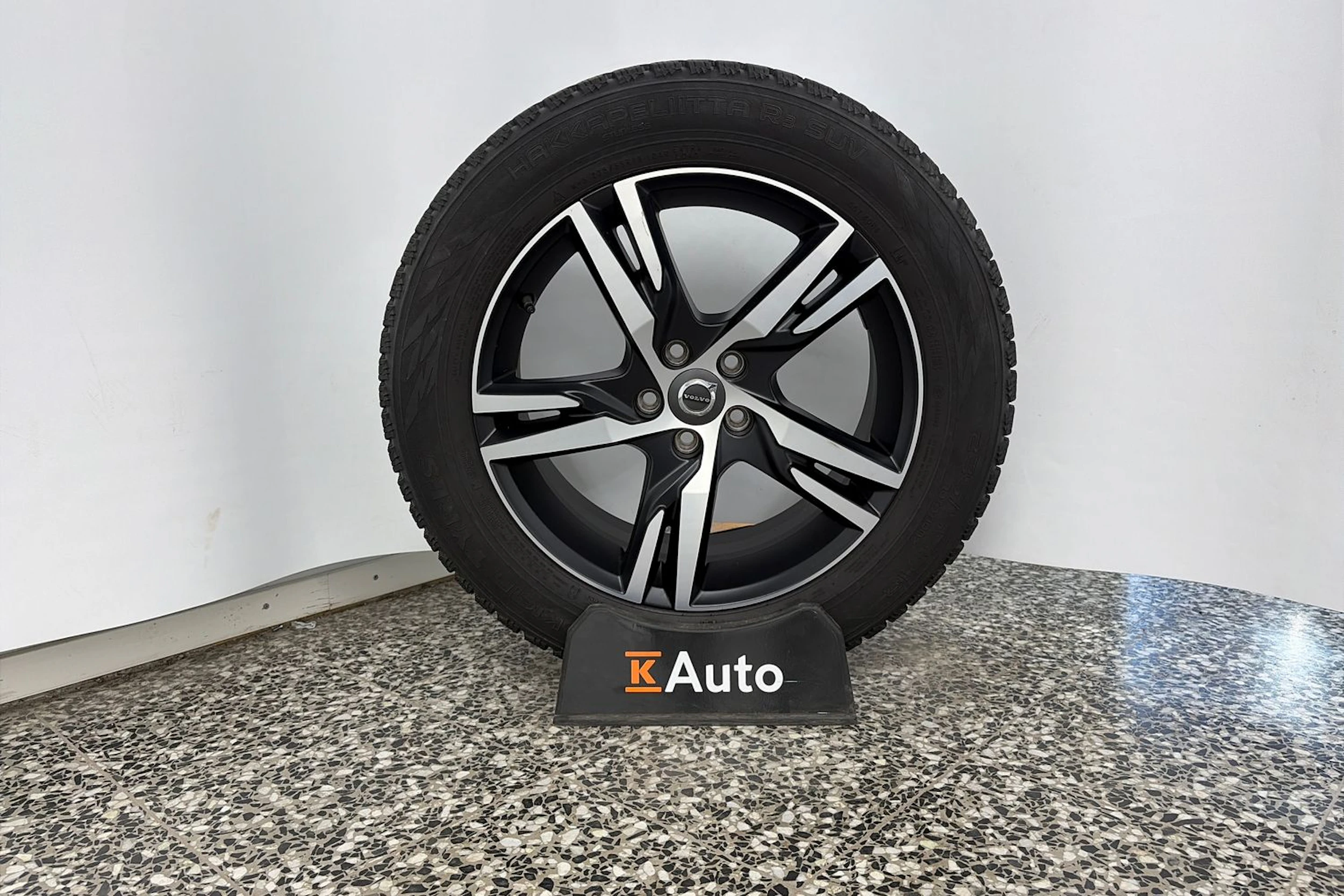 Valkoinen Volvo XC40 2020 kuva 11.