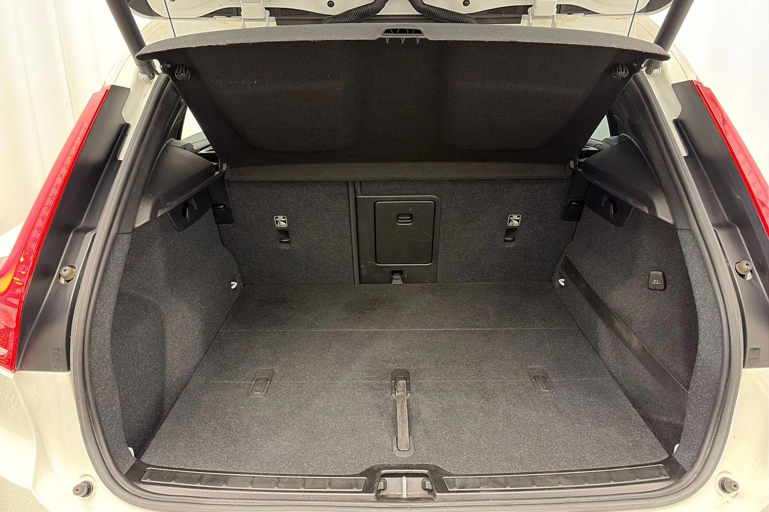 Valkoinen Volvo XC40 2020 kuva 12.