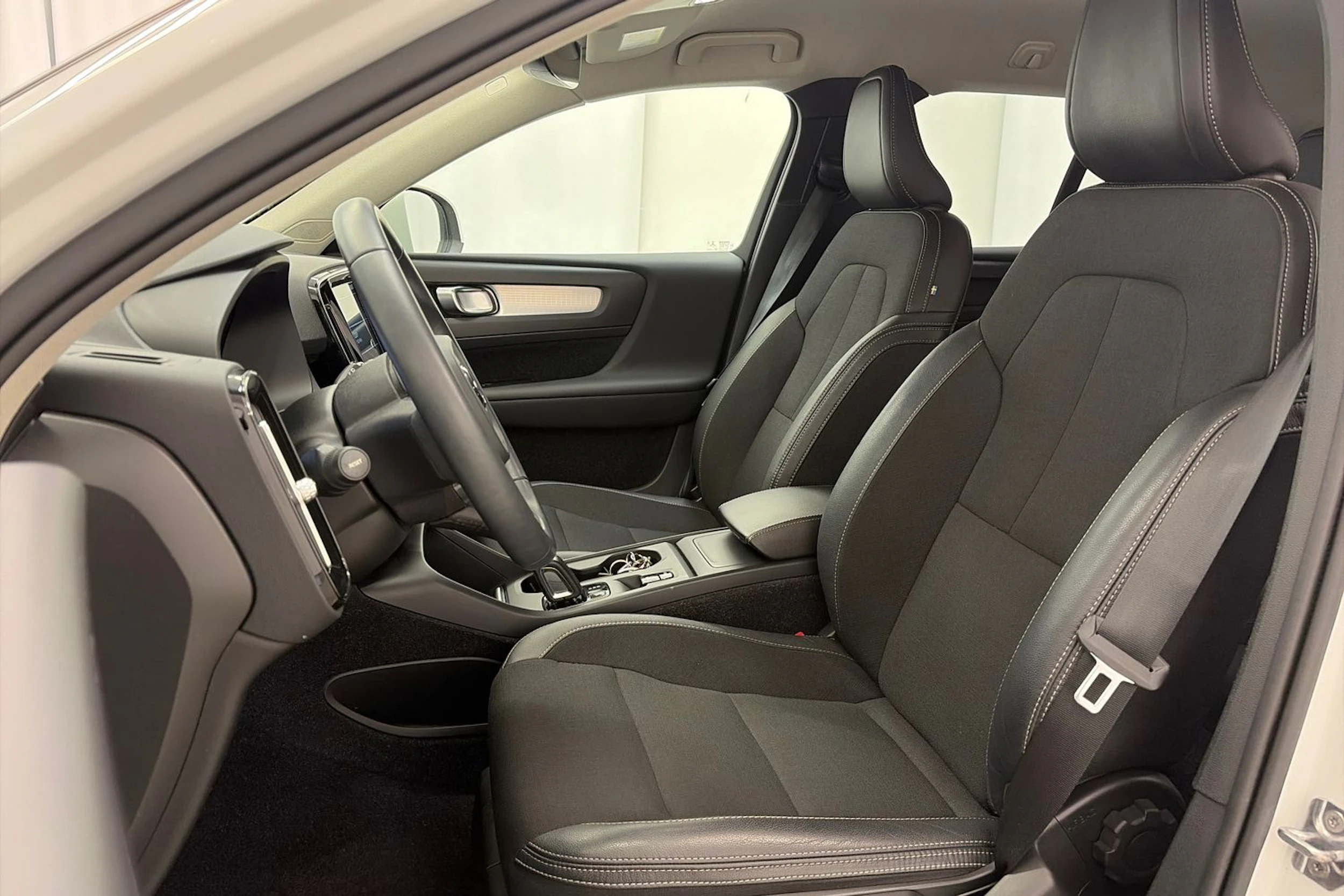 Valkoinen Volvo XC40 2020 kuva 14.