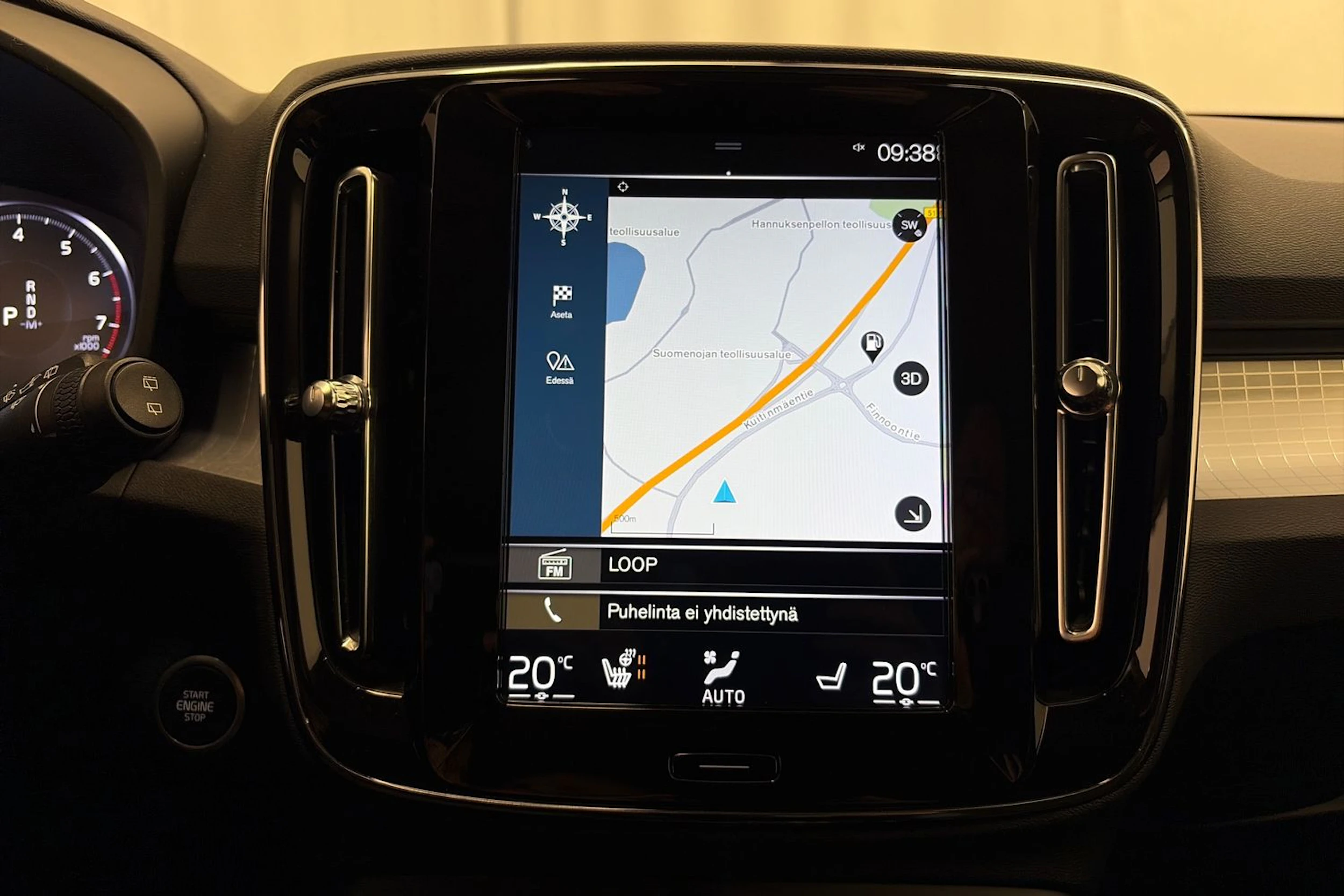 Valkoinen Volvo XC40 2020 kuva 18.