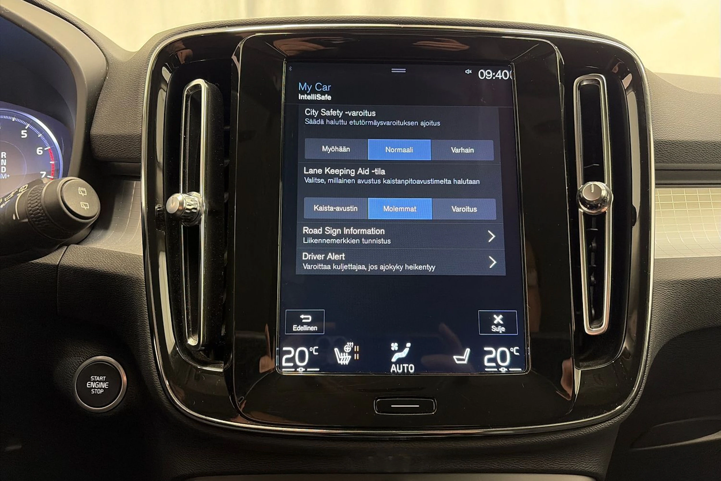 Valkoinen Volvo XC40 2020 kuva 23.